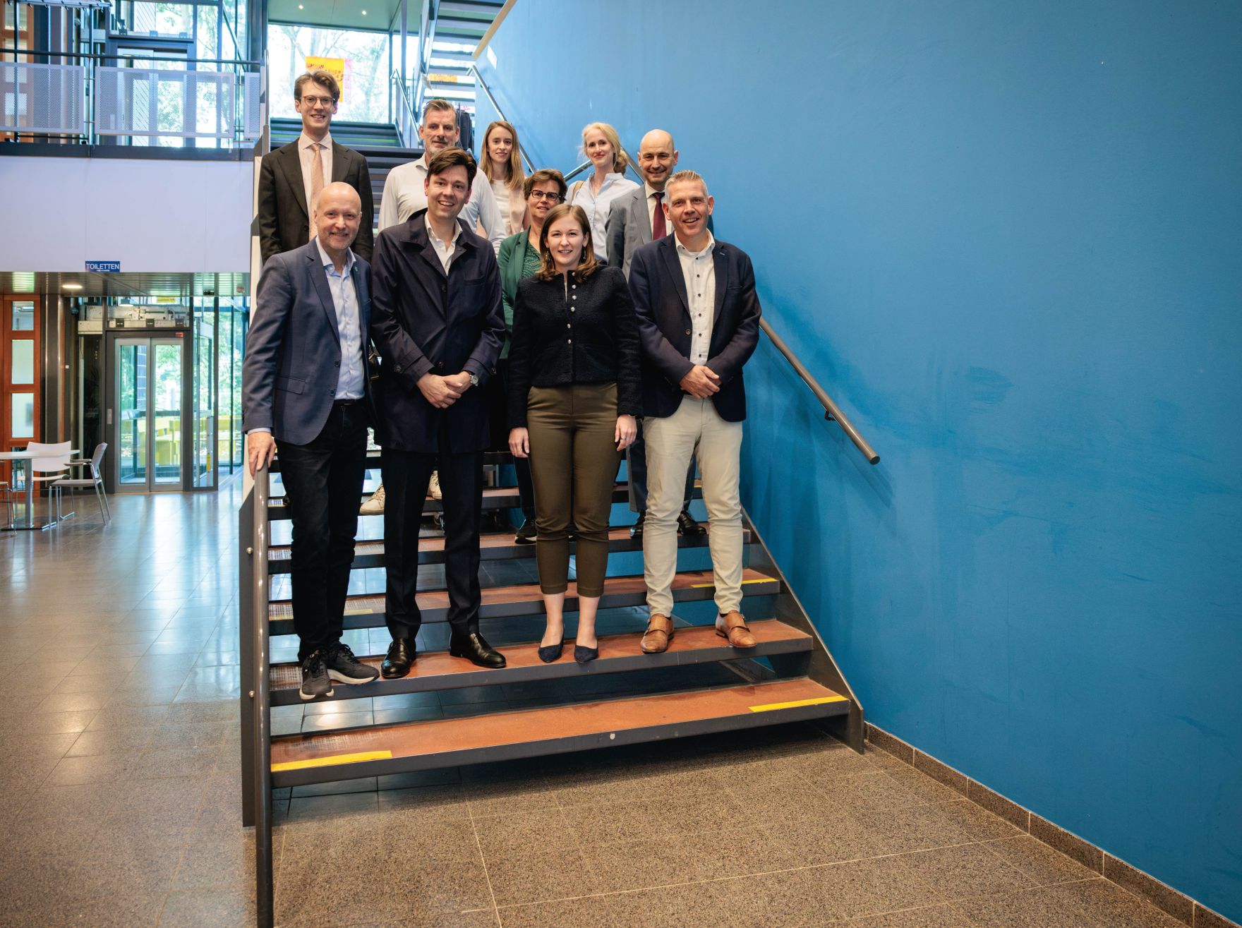 Am 24. September 2026 reiste Bundesministerin Claudia Bauer (2.v.r.) zu einem Arbeitsbesuch in die Niederlande. Im Bild bei einem Besuch von dem Integrationsprojekt DZB Leiden.