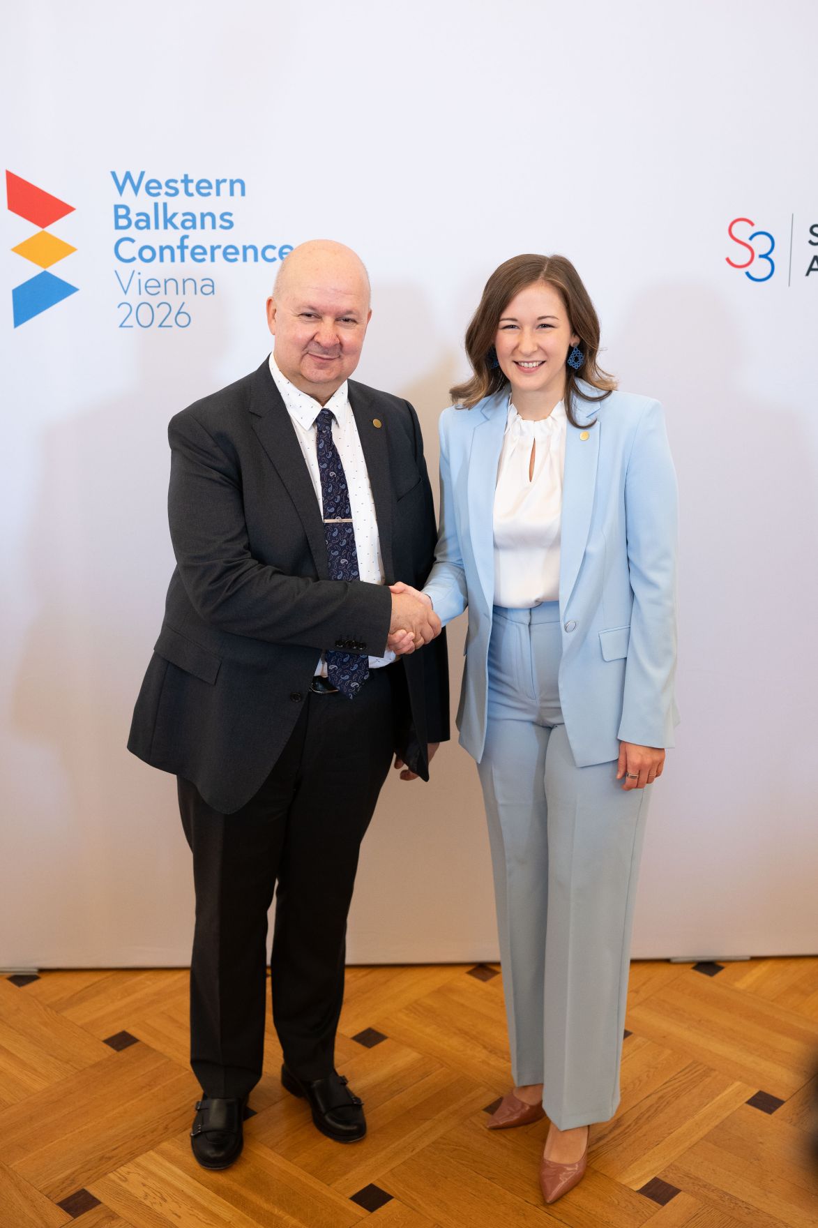 Am 29. September 2026 lud Bundesministerin Claudia Bauer (r.) zur Westbalkan-Konferenz 2026 ins Bundeskanzleramt. Im Bild mit dem amtsf&uuml;hrenden Sekret&auml;r des Ministeriums f&uuml;r ausw&auml;rtige Angelegenheiten von Bosnien und Herzegowina, Edin Dilberović (l.).