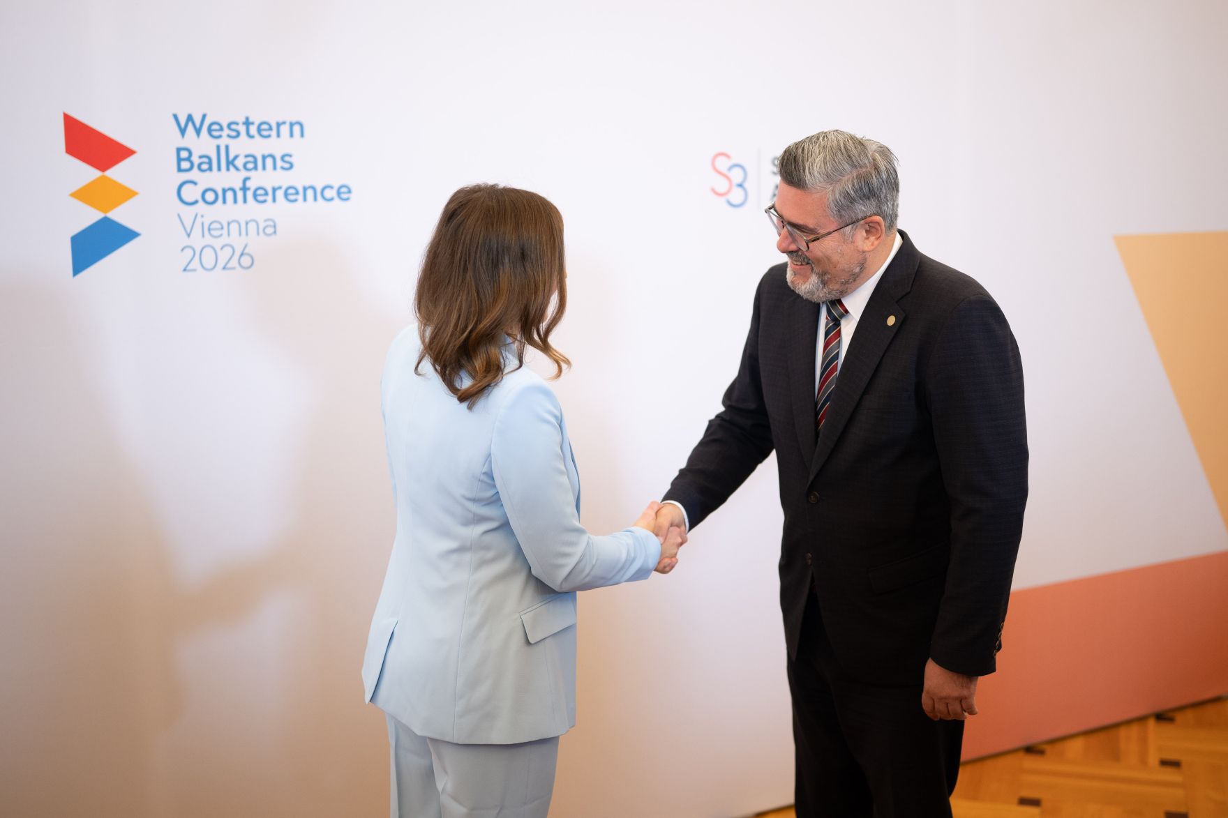 Am 29. September 2026 lud Bundesministerin Claudia Bauer (l.) zur Westbalkan-Konferenz 2026 ins Bundeskanzleramt. Im Bild mit dem Europaminister von Europaminister von Serbien, Nemanja Starovic (r.).