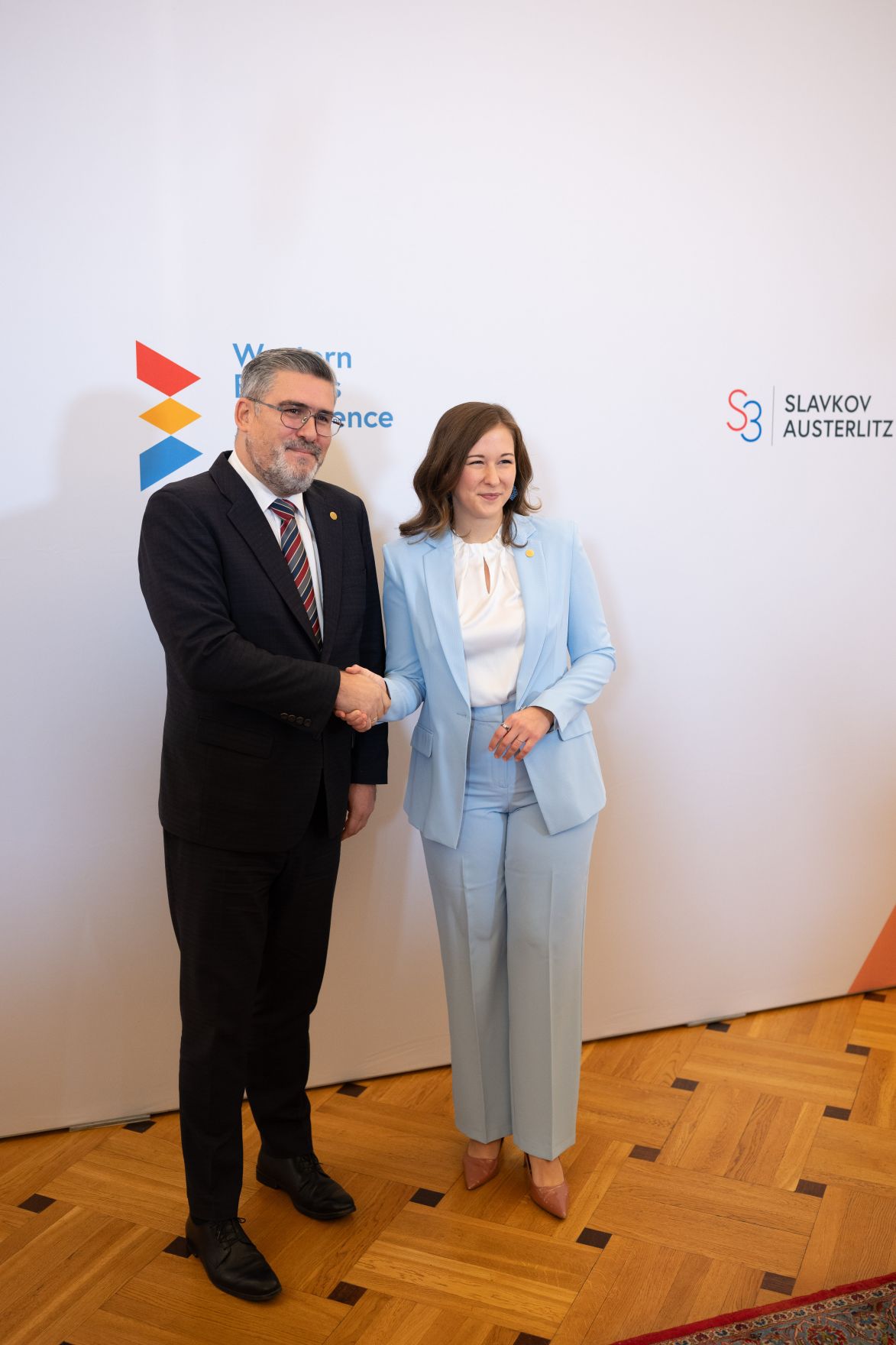 Am 29. September 2026 lud Bundesministerin Claudia Bauer (r.) zur Westbalkan-Konferenz 2026 ins Bundeskanzleramt. Im Bild mit dem Europaminister von Europaminister von Serbien, Nemanja Starovic (l.).