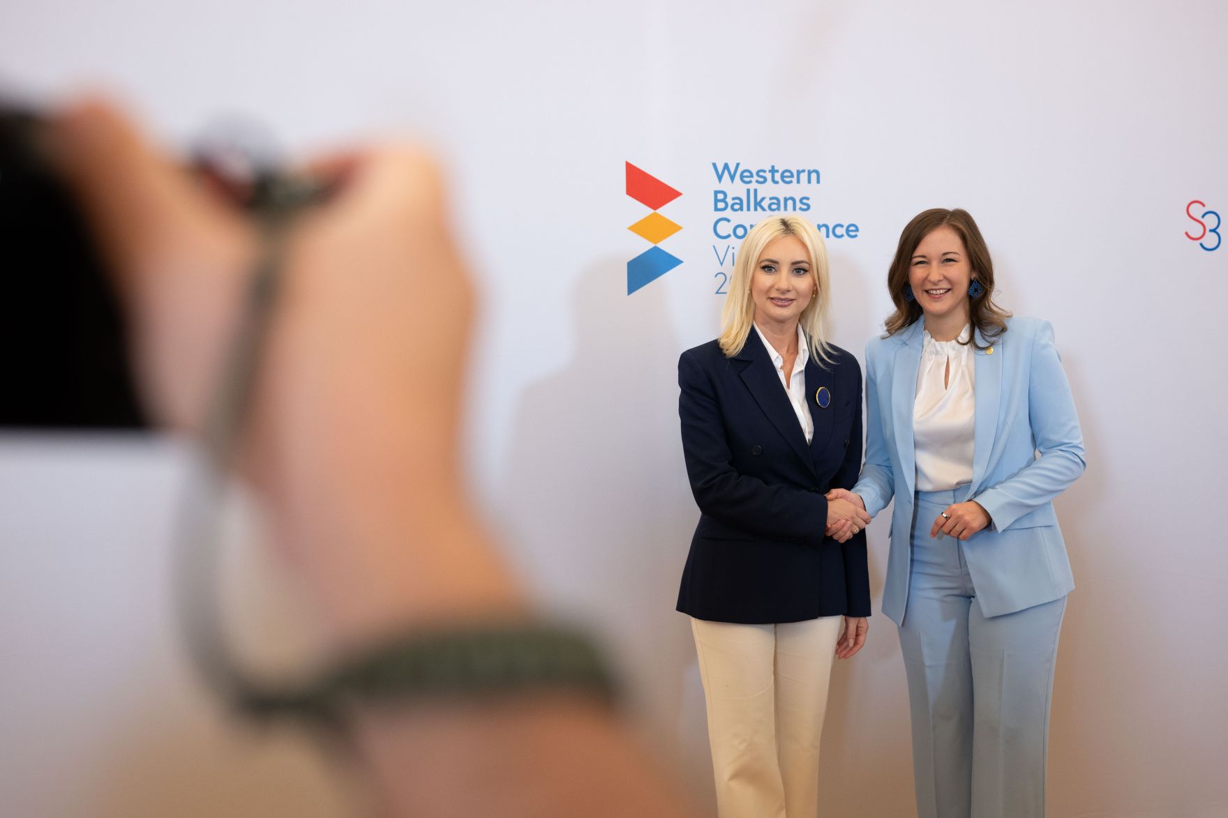 Am 29. September 2026 lud Bundesministerin Claudia Bauer (r.) zur Westbalkan-Konferenz 2026 ins Bundeskanzleramt. Im Bild mit der Europaministerin von Montenegro, Majda Gorcevic (l.).