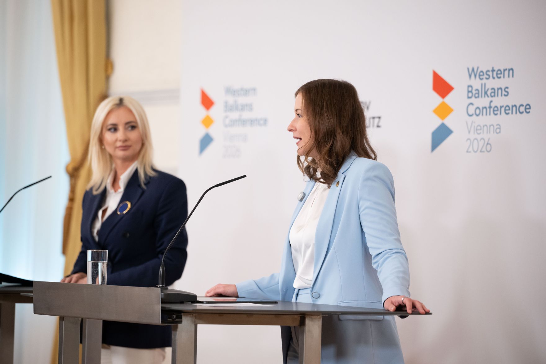 Am 29. September 2026 lud Bundesministerin Claudia Bauer (r.) zur Westbalkan-Konferenz 2026 ins Bundeskanzleramt. Im Bild bei der gemeinsamen Pressekonferenz mit der Europaministerin von Montenegro, Majda Gorcevic (l.).