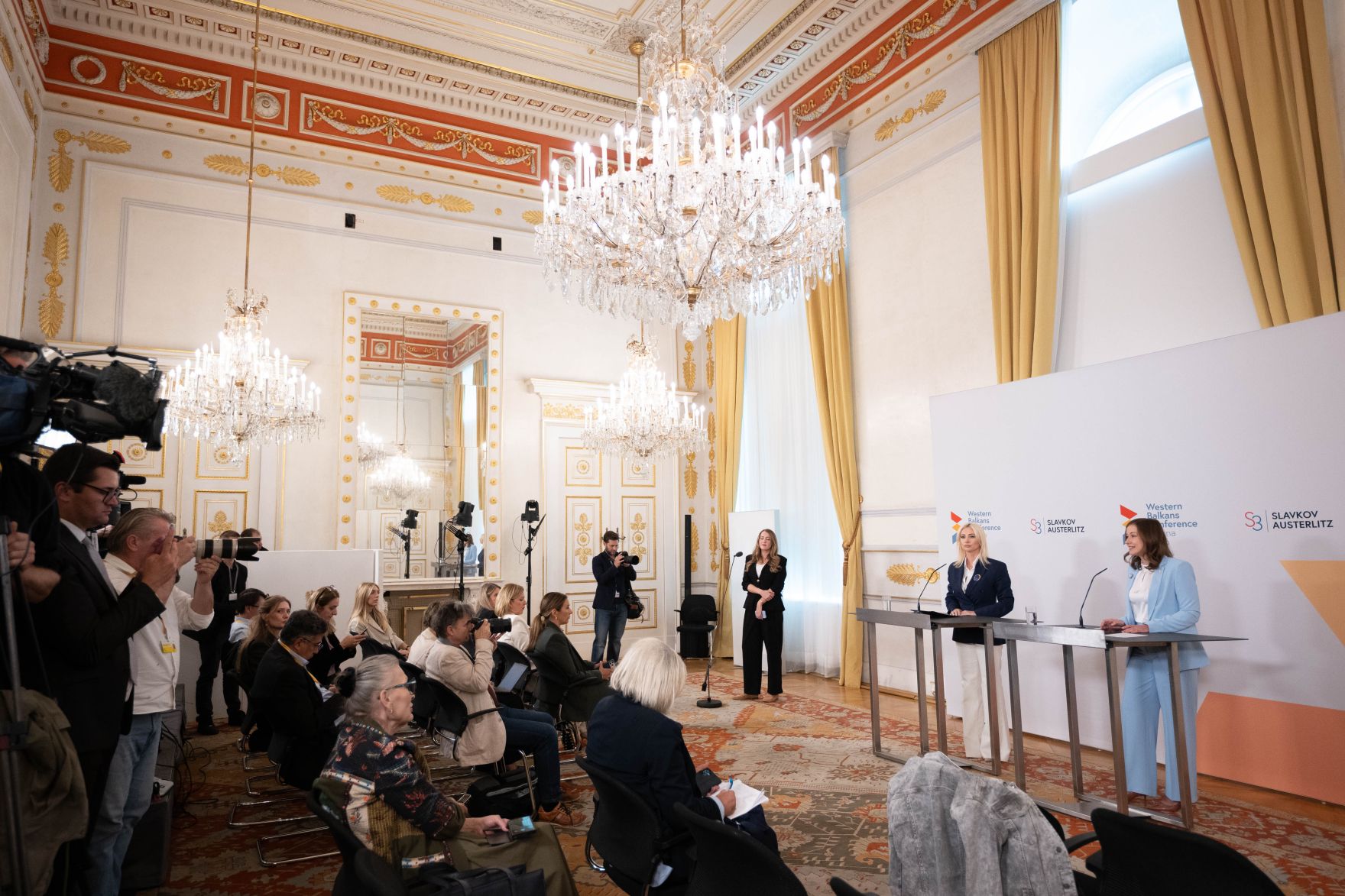 Am 29. September 2026 lud Bundesministerin Claudia Bauer (r.) zur Westbalkan-Konferenz 2026 ins Bundeskanzleramt. Im Bild bei der gemeinsamen Pressekonferenz mit der Europaministerin von Montenegro, Majda Gorcevic (l.).