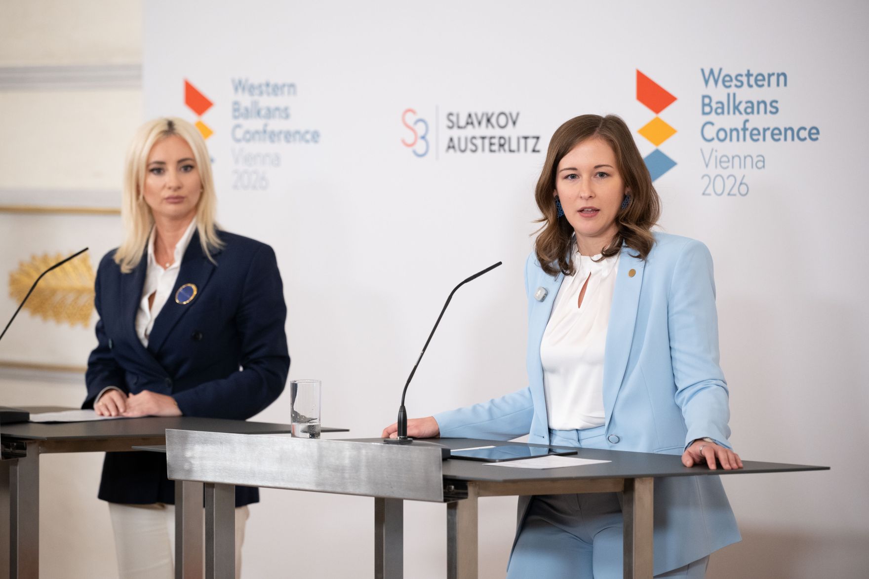 Am 29. September 2026 lud Bundesministerin Claudia Bauer (r.) zur Westbalkan-Konferenz 2026 ins Bundeskanzleramt. Im Bild bei der gemeinsamen Pressekonferenz mit der Europaministerin von Montenegro, Majda Gorcevic (l.).