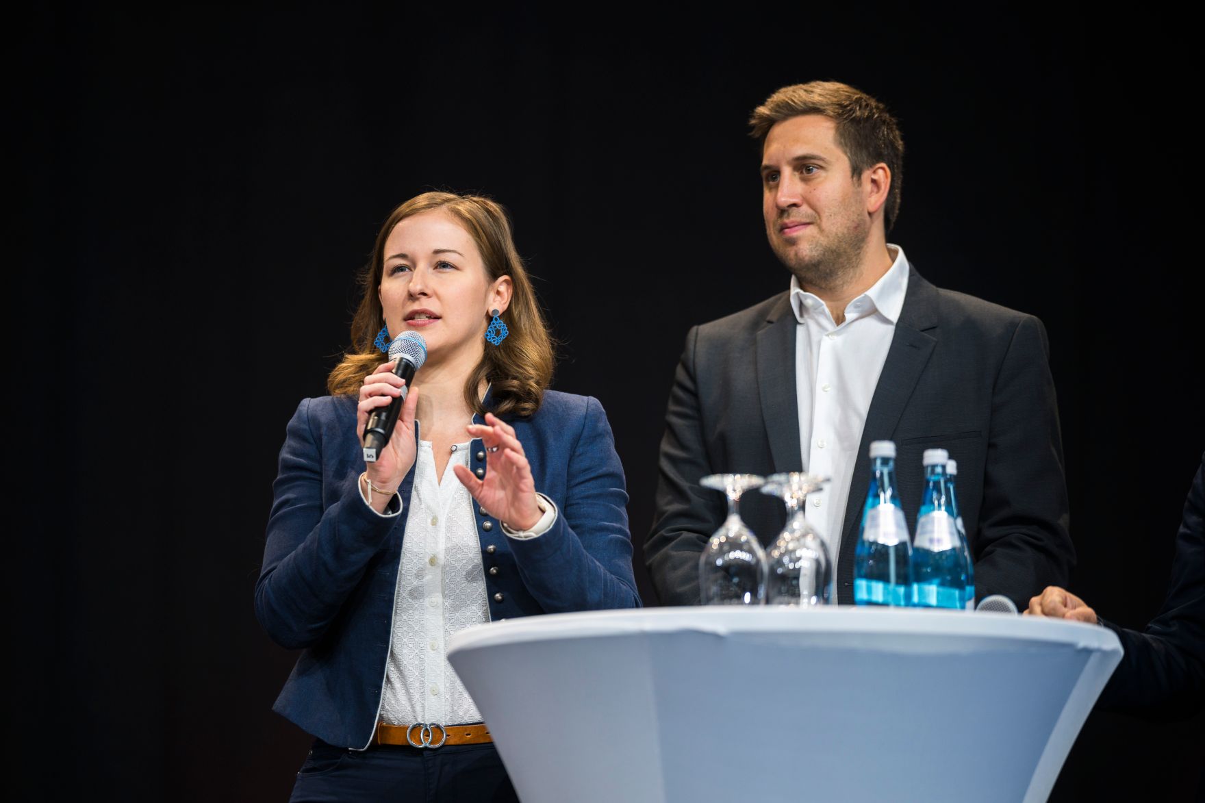Am 1. Oktober 2026 nahm Bundesministerin Claudia Bauer (l.) am 72. &Ouml;sterreichischen Gemeindetag in Salzburg teil. Im Bild mit Staatssekret&auml;r Alexander Pr&ouml;ll (r.).
