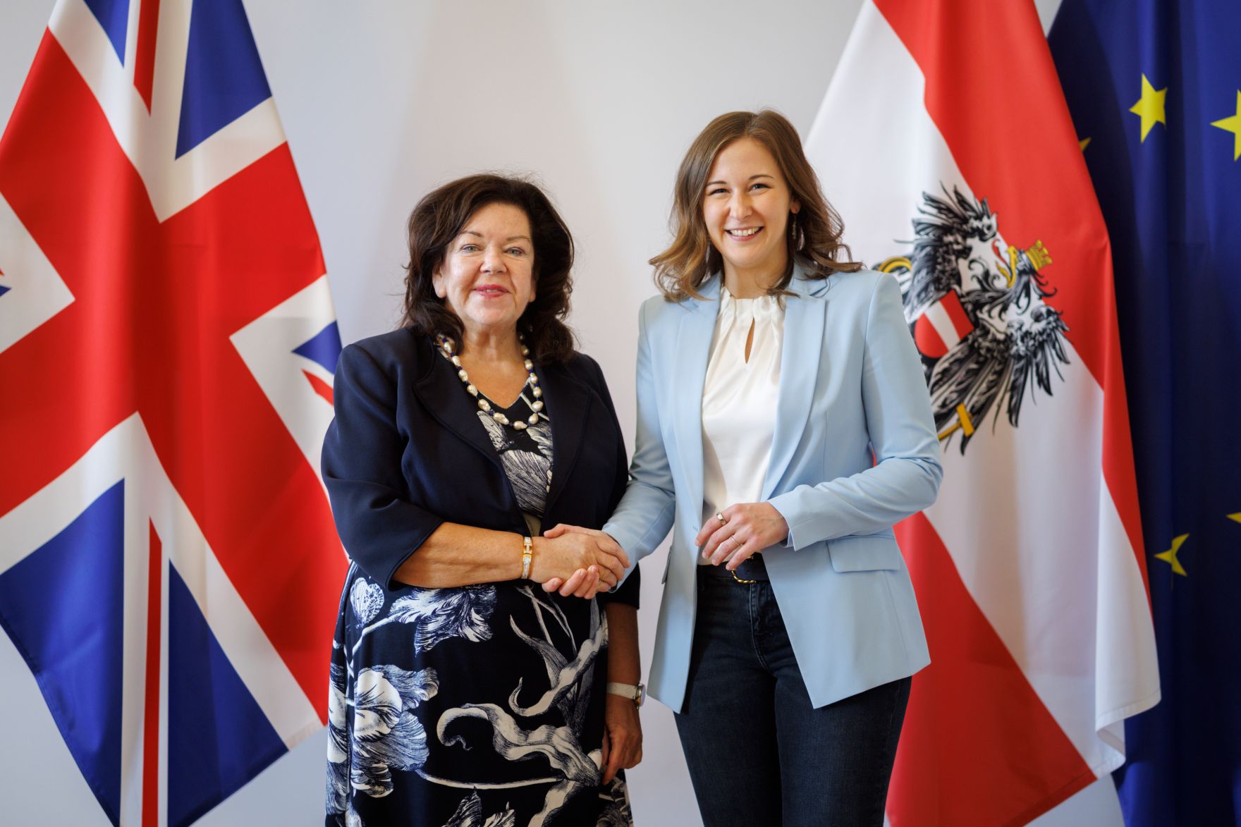 Am 8. Oktober 2026 empfing Bundesministerin Claudia Bauer (r.) die Sondergesandte Gro&szlig;britanniens f&uuml;r den Westbalkan, Karen Pierce (l.) zu einem Gespr&auml;ch.