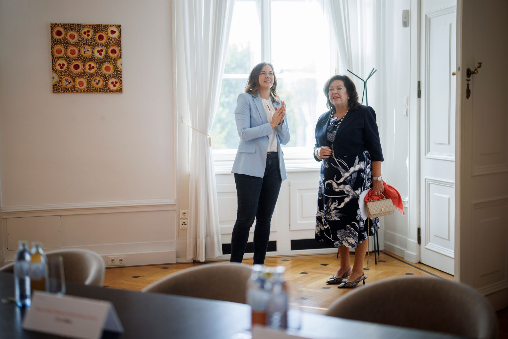 Am 8. Oktober 2026 empfing Bundesministerin Claudia Bauer (l.) die Sondergesandte Gro&szlig;britanniens f&uuml;r den Westbalkan, Karen Pierce (lr) zu einem Gespr&auml;ch.