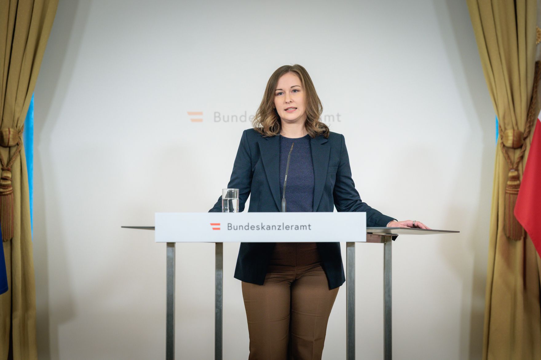 Am 9. Oktober 2026 gab Bundesministerin Claudia Bauer (im Bild) eine Pressekonferenz zum Thema der aktuellen Zivildienst-Zahlen.