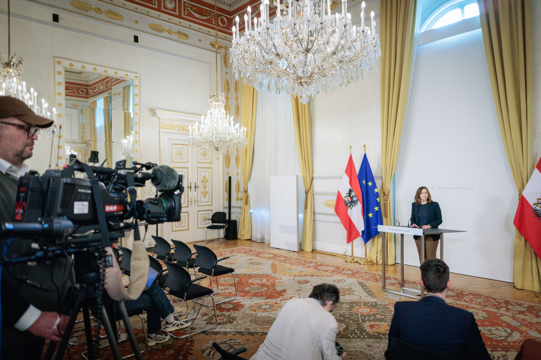 Am 9. Oktober 2026 gab Bundesministerin Claudia Bauer (r.) eine Pressekonferenz zum Thema der aktuellen Zivildienst-Zahlen.