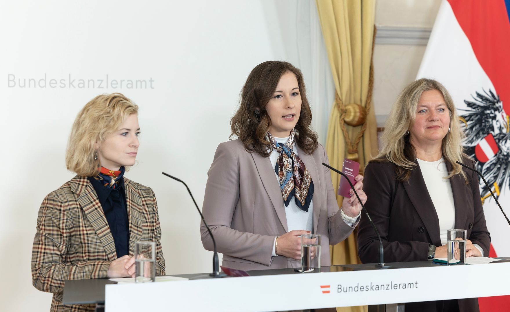 Am 15. Oktober 2026 gab Bundesministerin Claudia Bauer (m.) gemeinsam mit Bundesministerin Eva-Maria Holzleitner (l.) und Hilde Wolf (r.), Leiterin der Koordinationsstelle FGM-C, eine Pressekonferenz zur Pr&auml;sentation des Schutzbriefs gegen Female Genital Mutilation (FGM).