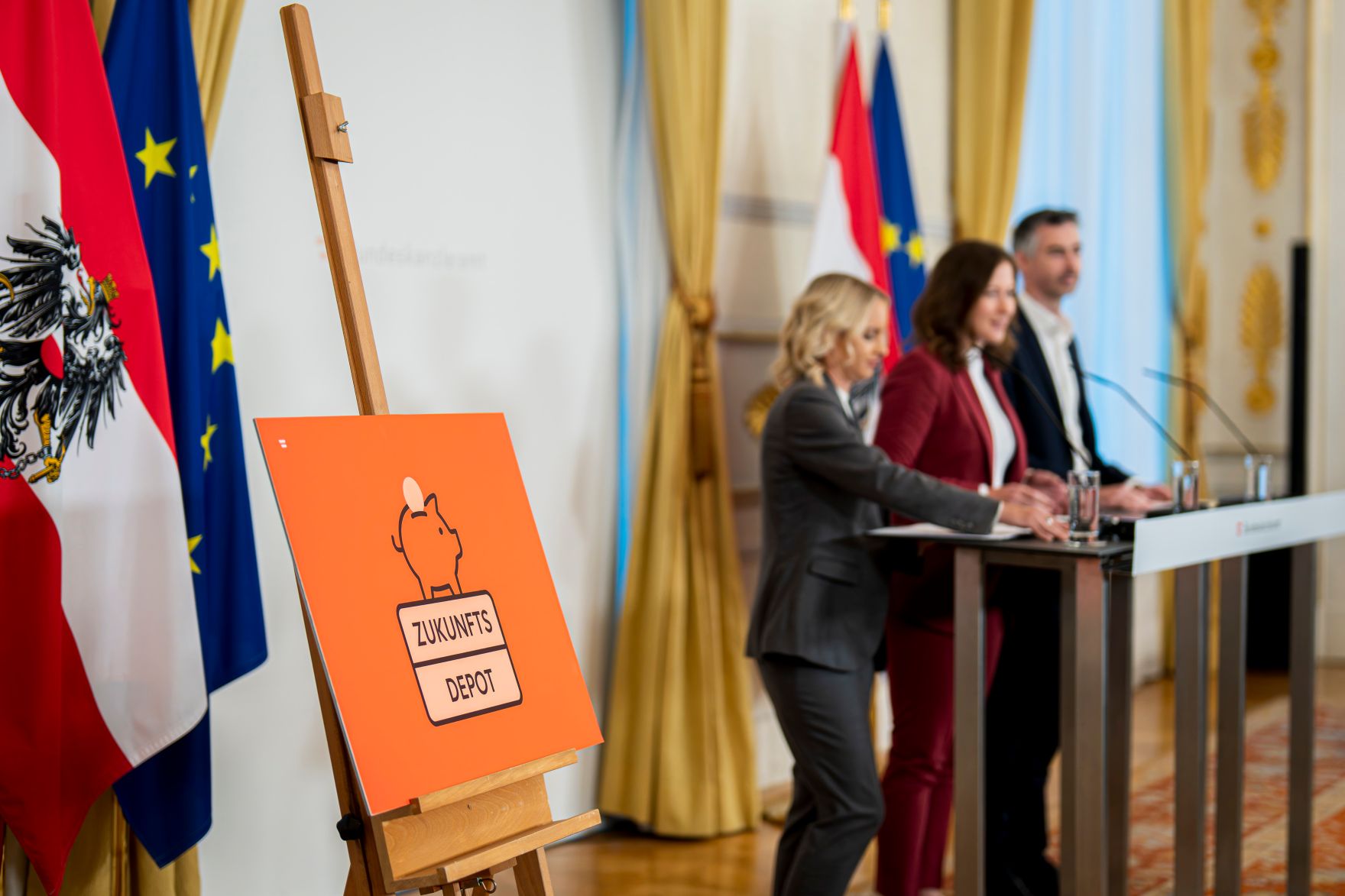 Am 20. Oktober 2026 gab Bundesministerin Claudia Bauer (m.) gemeinsam mit Staatssekret&auml;rin Michaela Schmidt (r.) und NEOS-Kapitalmarktsprecher Christoph Pramhofer (l.) eine Pressekonferenz zu dem Thema Zukunftsdepot.