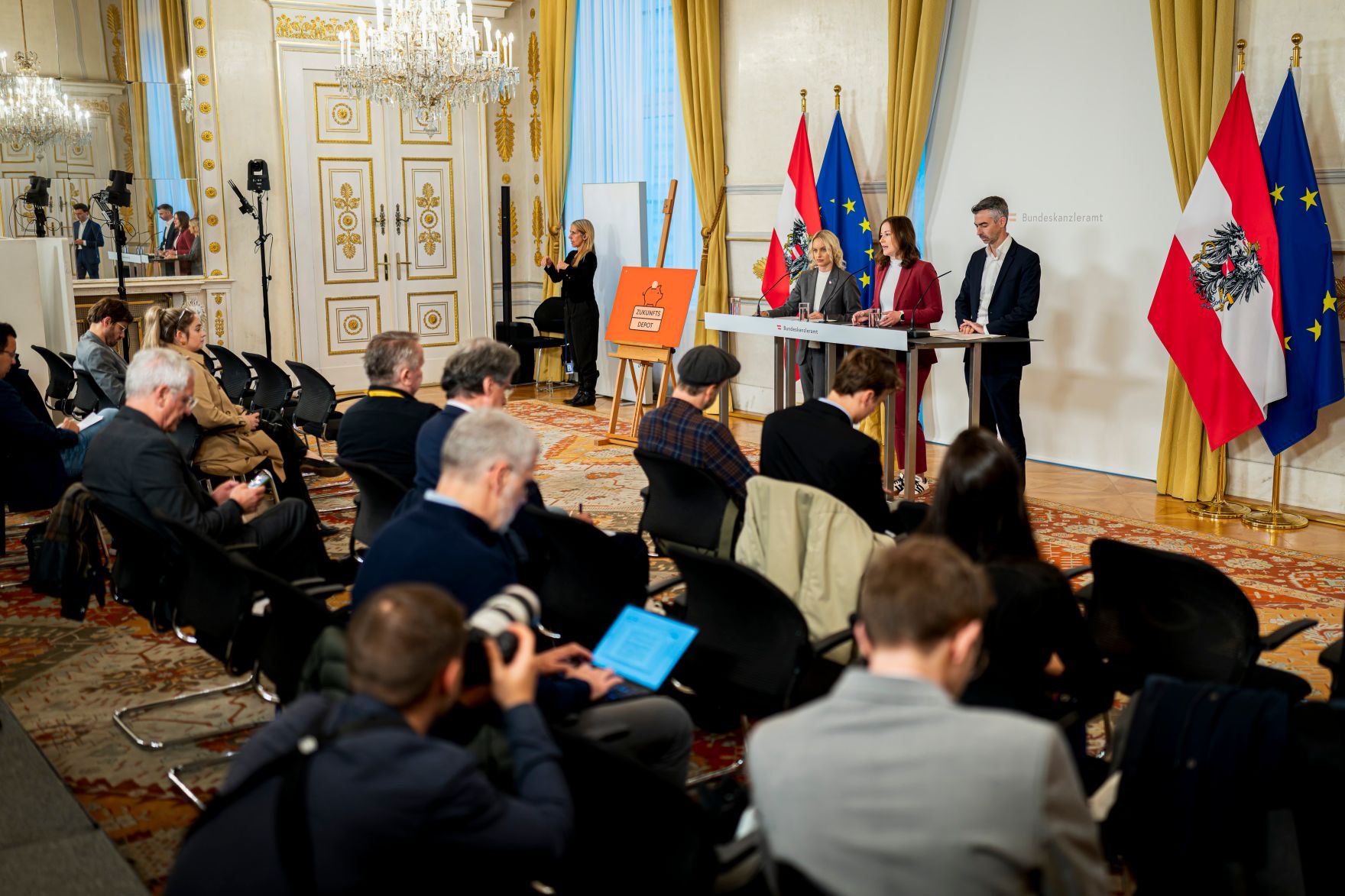 Am 20. Oktober 2026 gab Bundesministerin Claudia Bauer gemeinsam mit Staatssekret&auml;rin Michaela Schmidt und NEOS-Kapitalmarktsprecher Christoph Pramhofer eine Pressekonferenz zu dem Thema Zukunftsdepot.