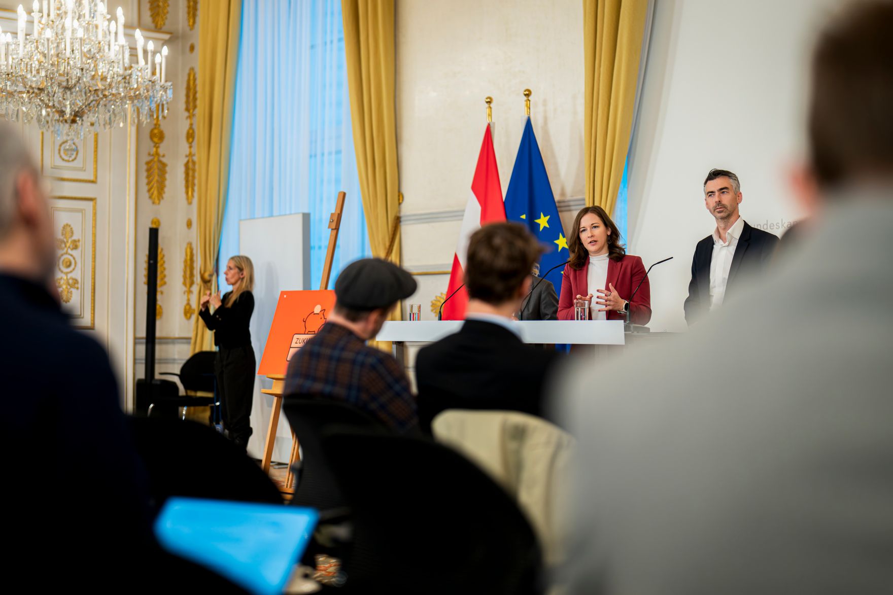 Am 20. Oktober 2026 gab Bundesministerin Claudia Bauer (l.) gemeinsam mit Staatssekret&auml;rin Michaela Schmidt und NEOS-Kapitalmarktsprecher Christoph Pramhofer (r.) eine Pressekonferenz zu dem Thema Zukunftsdepot.