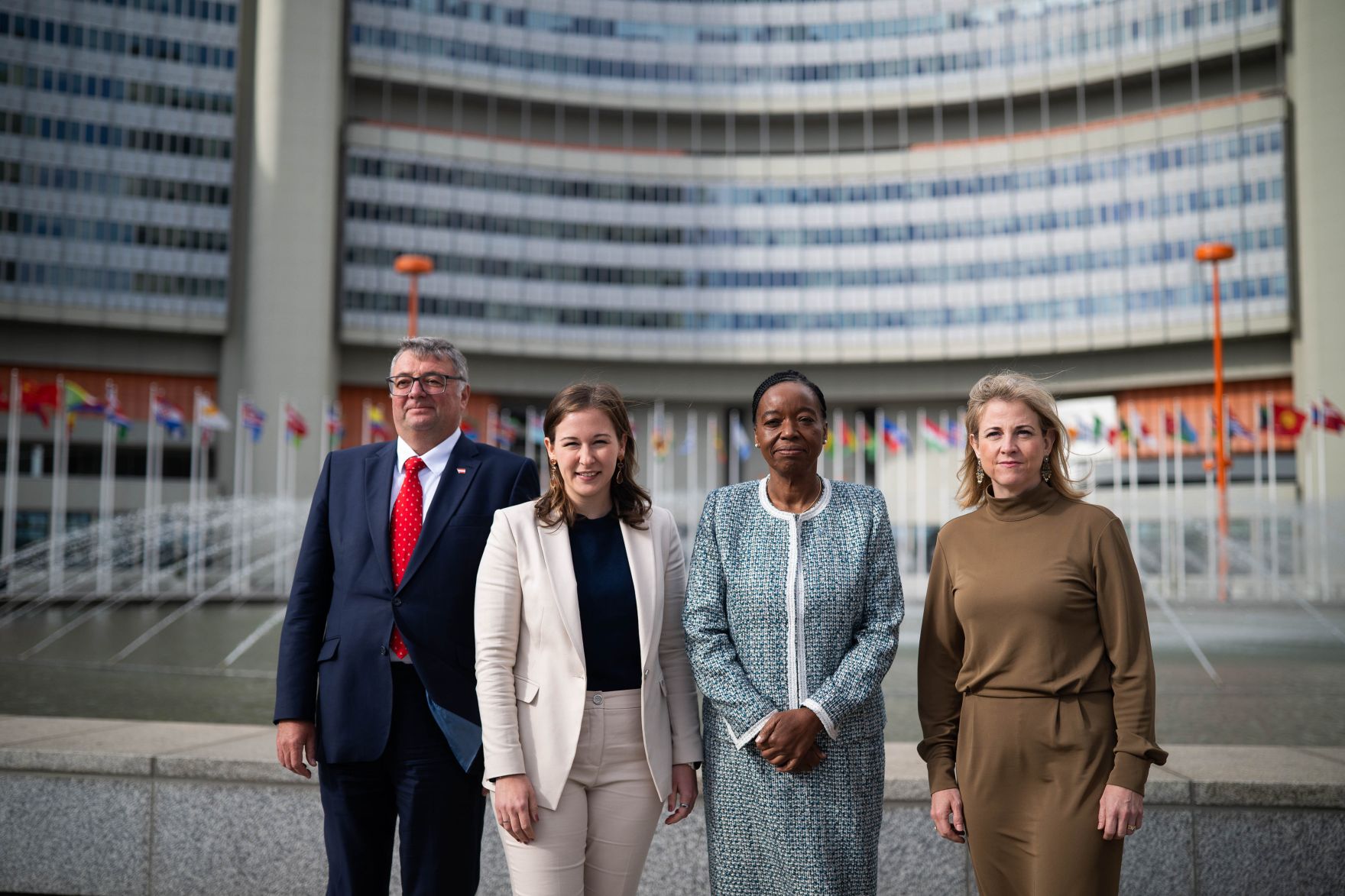 Am 21. Oktober 2026 nahmen Bundesministerin Claudia Bauer (m.l.), Bundesministerin Beate Meinl-Reisinger (r.), die Generaldirektorin der Vereinten Nationen in Wien Monica Juma (m.r.) und Staatssekret&auml;r J&ouml;rg Leichtfried (l.) am Pressefoyer nach dem Ministerrat im Vienna International Center teil.