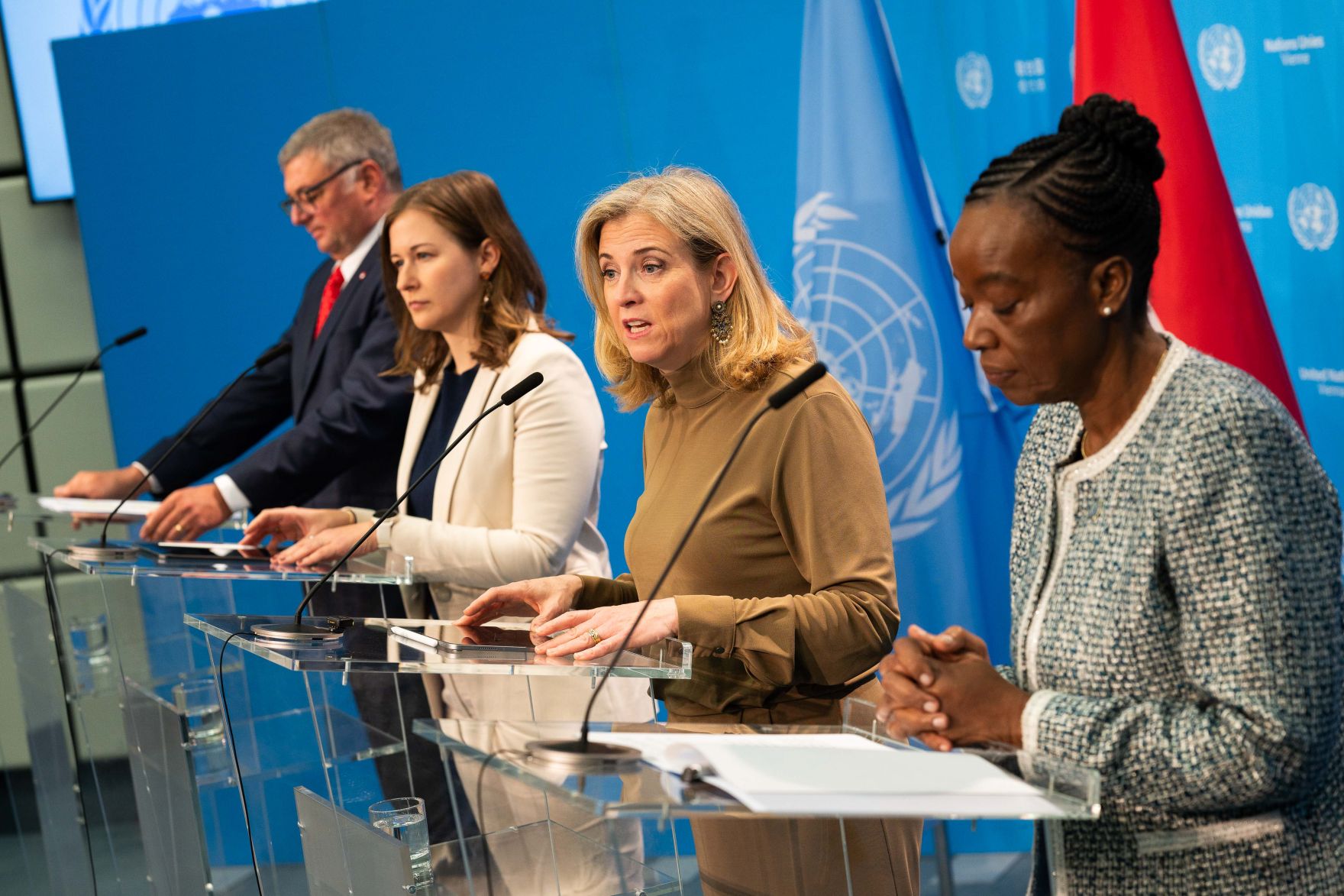 Am 21. Oktober 2026 nahmen (v.l.n.r.) Staatssekret&auml;r J&ouml;rg Leichtfried, Bundesministerin Claudia Bauer, Bundesministerin Beate Meinl-Reisinger und die Generaldirektorin der Vereinten Nationen in Wien Monica Juma am Pressefoyer nach dem Ministerrat im Vienna International Center teil.