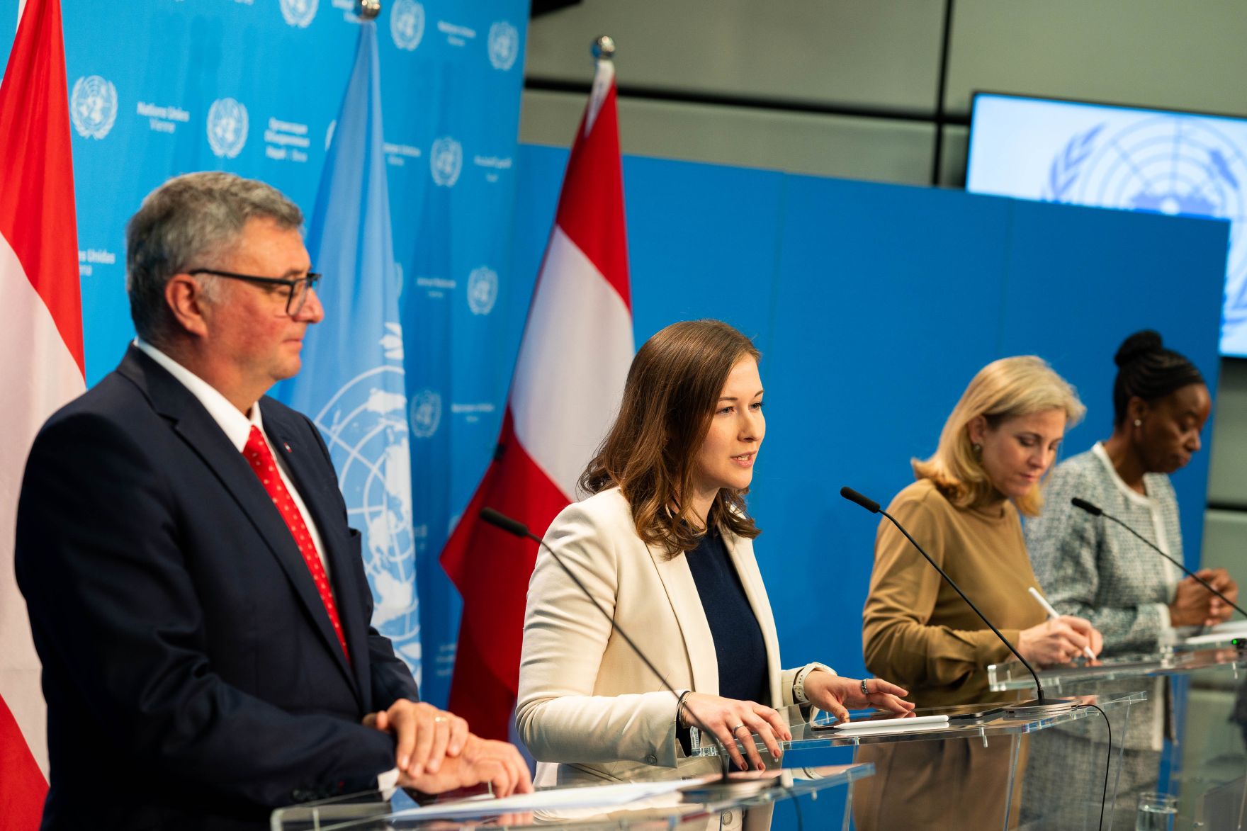 Am 21. Oktober 2026 nahmen (v.l.n.r.) Staatssekret&auml;r J&ouml;rg Leichtfried, Bundesministerin Claudia Bauer, Bundesministerin Beate Meinl-Reisinger und die Generaldirektorin der Vereinten Nationen in Wien Monica Juma am Pressefoyer nach dem Ministerrat im Vienna International Center teil.