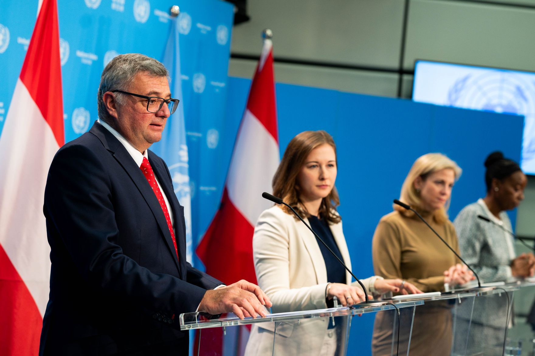 Am 21. Oktober 2026 nahmen (v.l.n.r.) Staatssekret&auml;r J&ouml;rg Leichtfried, Bundesministerin Claudia Bauer, Bundesministerin Beate Meinl-Reisinger und die Generaldirektorin der Vereinten Nationen in Wien Monica Juma am Pressefoyer nach dem Ministerrat im Vienna International Center teil.