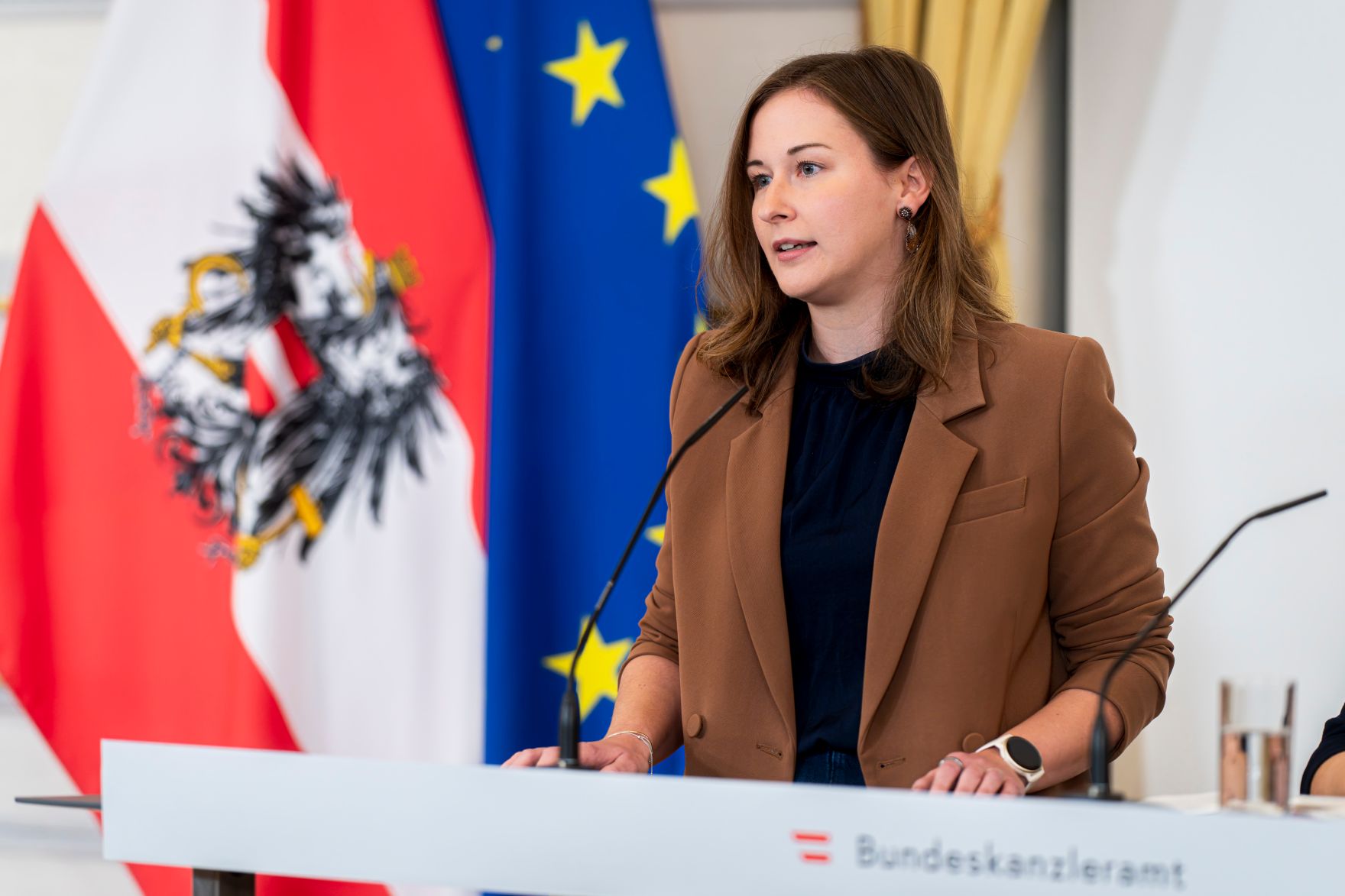 Am 22. Oktober 2026 nahmen Bundesministerin Claudia Plakolm (im Bild), Bundesministerin Korinna Schumann und Bundesministerin Beate Meinl-Reisinger an einer Pressekonferenz zur Sozialhilfe teil.