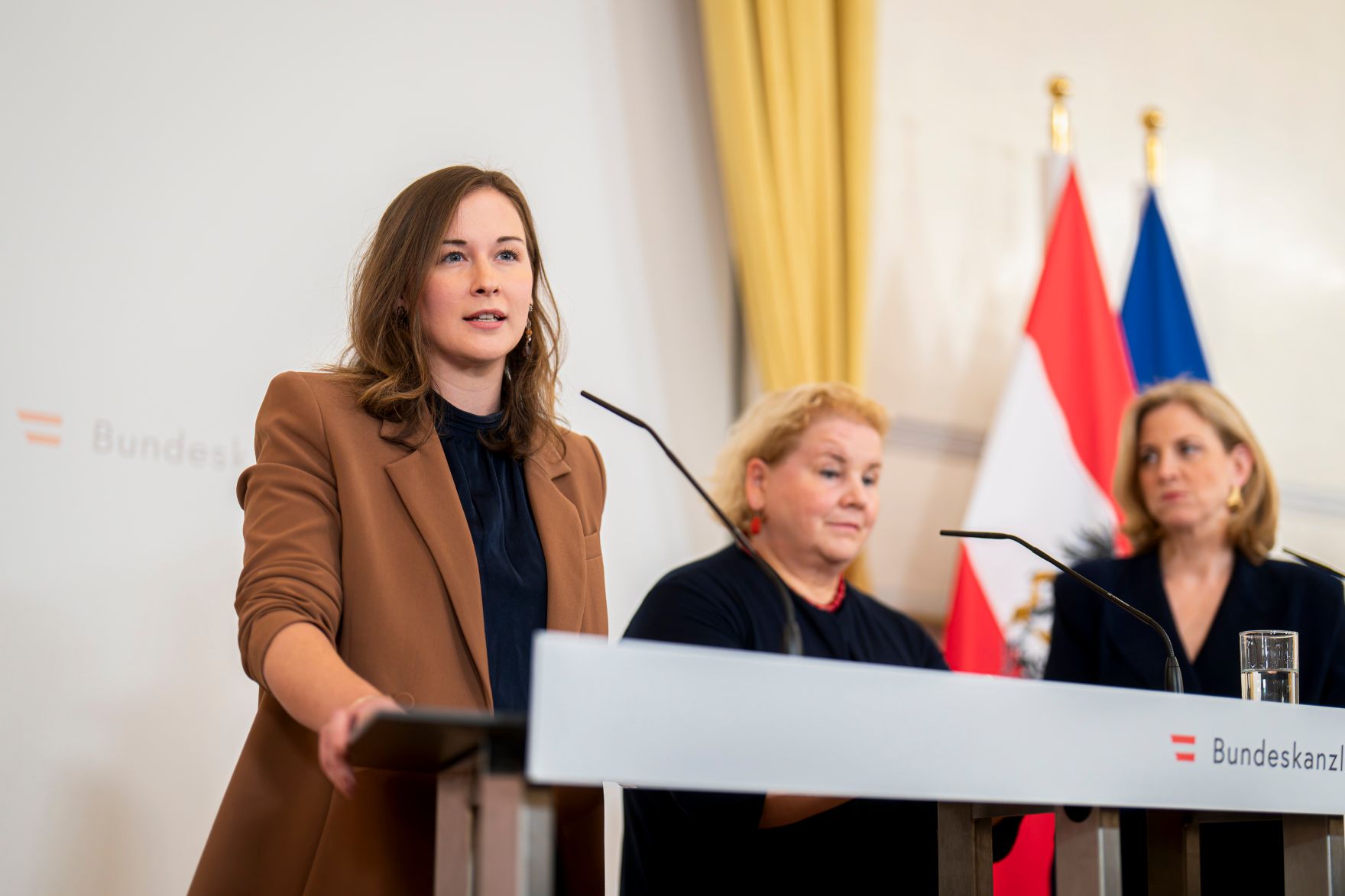 Am 22. Oktober 2026 nahmen Bundesministerin Claudia Plakolm (l.), Bundesministerin Korinna Schumann (m.) und Bundesministerin Beate Meinl-Reisinger (r.) an einer Pressekonferenz zur Sozialhilfe teil.