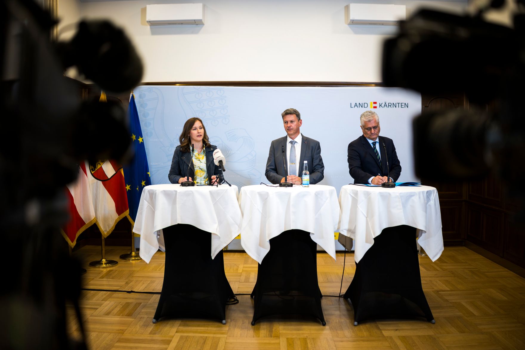 Am 23. Oktober 2026 nahm Bundesministerin Claudia (l.) gemeinsam mit Landesrat Martin Antauer (r.) und Landeshauptmann Daniel Fellner (m.) an der Pressekonferenz zum Thema &bdquo;Landesintegrationsreferentenkonferenz&ldquo; teil.