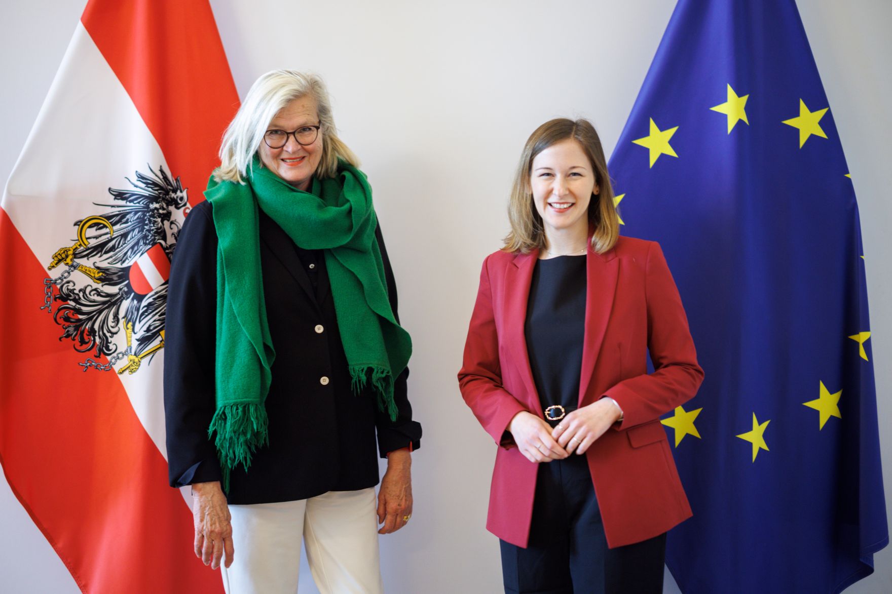 Am 10. April 2025 empfing Bundesministerin Claudia Plakolm (r.) die Bundesminister a.D. Ursula Plassnik (l.) zu einem Arbeitsgespr&auml;ch.