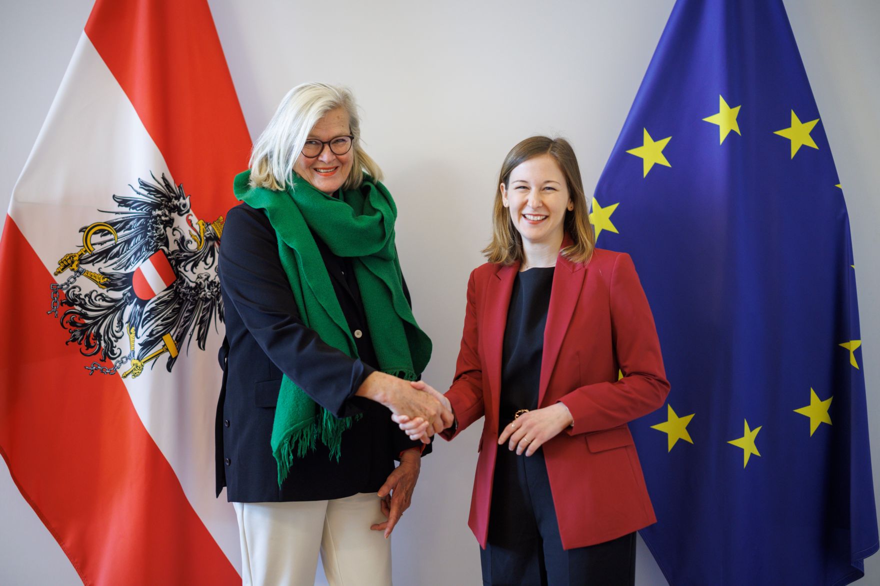 Am 10. April 2025 empfing Bundesministerin Claudia Plakolm (r.) die Bundesminister a.D. Ursula Plassnik (l.) zu einem Arbeitsgespr&auml;ch.