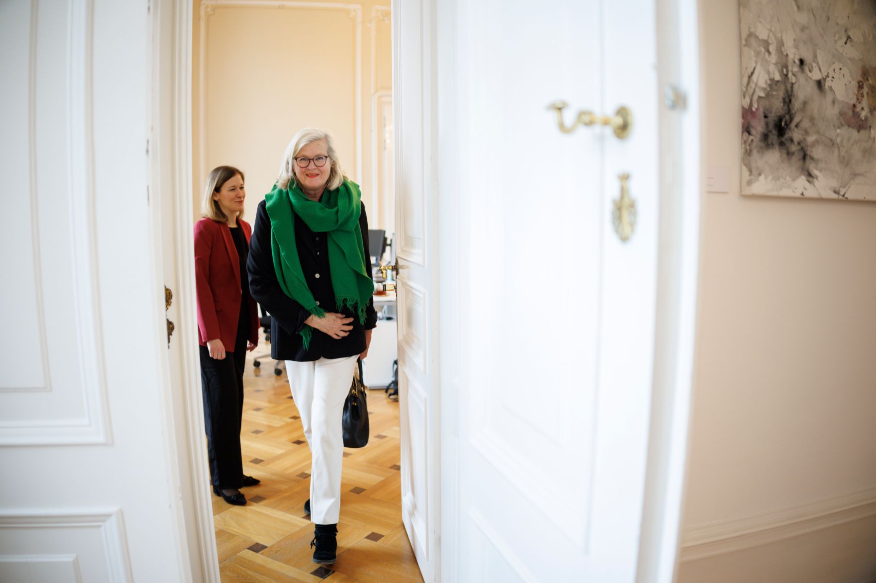 Am 10. April 2025 empfing Bundesministerin Claudia Plakolm (l.) die Bundesminister a.D. Ursula Plassnik (r.) zu einem Arbeitsgespr&auml;ch.