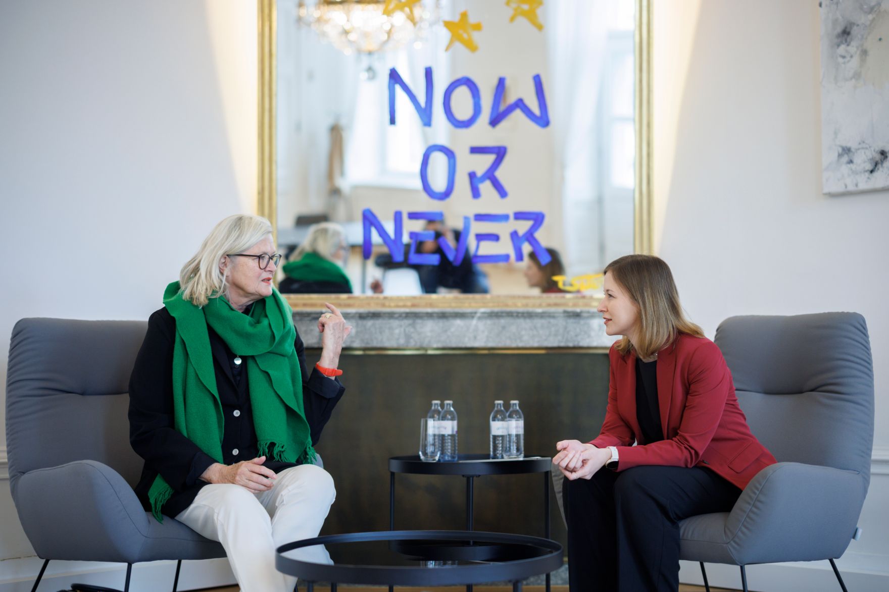 Am 10. April 2025 empfing Bundesministerin Claudia Plakolm (r.) die Bundesminister a.D. Ursula Plassnik (l.) zu einem Arbeitsgespr&auml;ch.