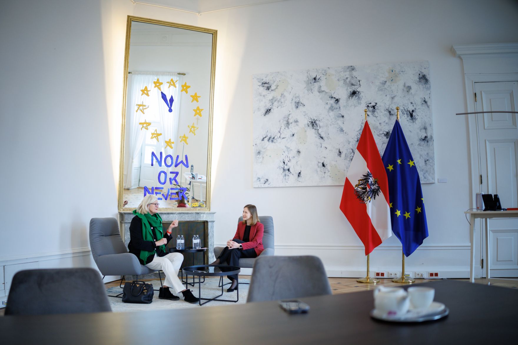 Am 10. April 2025 empfing Bundesministerin Claudia Plakolm (r.) die Bundesminister a.D. Ursula Plassni (l.) zu einem Arbeitsgespr&auml;ch.