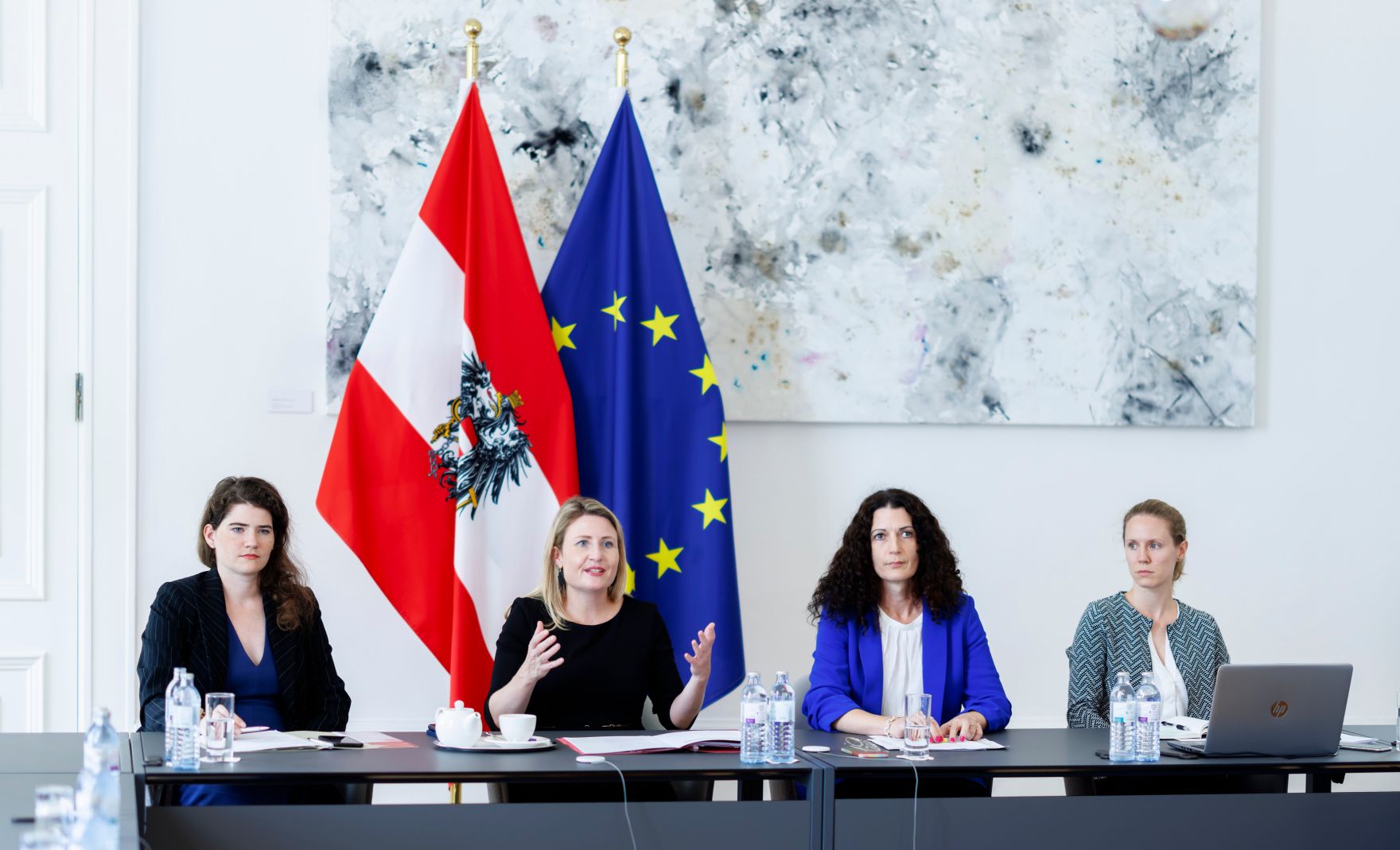 Am 14. September 2023 nahm Bundesministerin Susanne Raab (m.l.) an der B&uuml;rgermeistertreffen-Videokonferenz &bdquo;Girls in Politics&ldquo; teil.