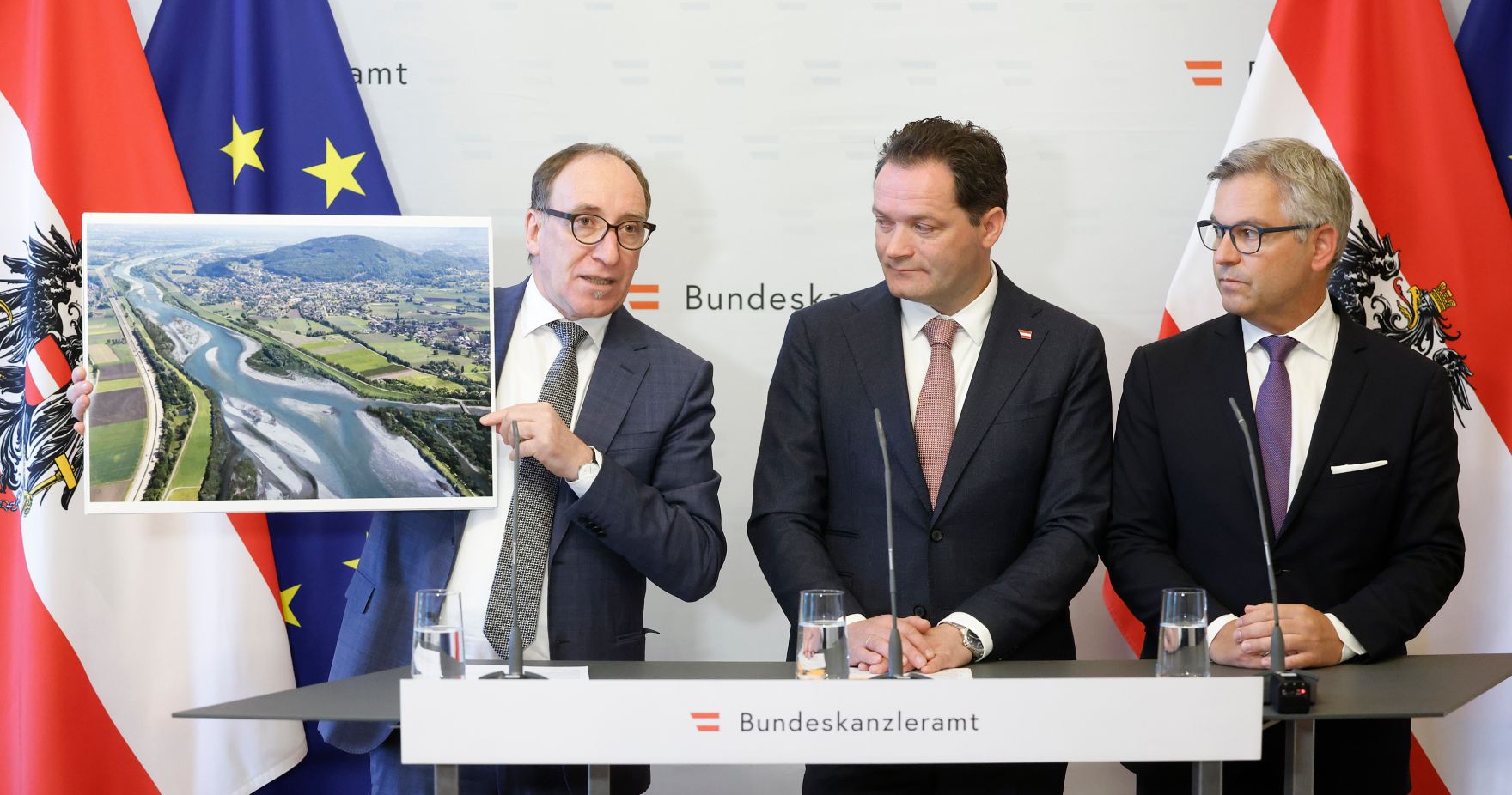 Am 8. Mai 2024 nahmen (v.l.n.r.) Bundesminister Johannes Rauch, Bundesminister Norbert Totschnig und Bundesminister Magnus Brunner am Doorstep vor dem Ministerrat teil.