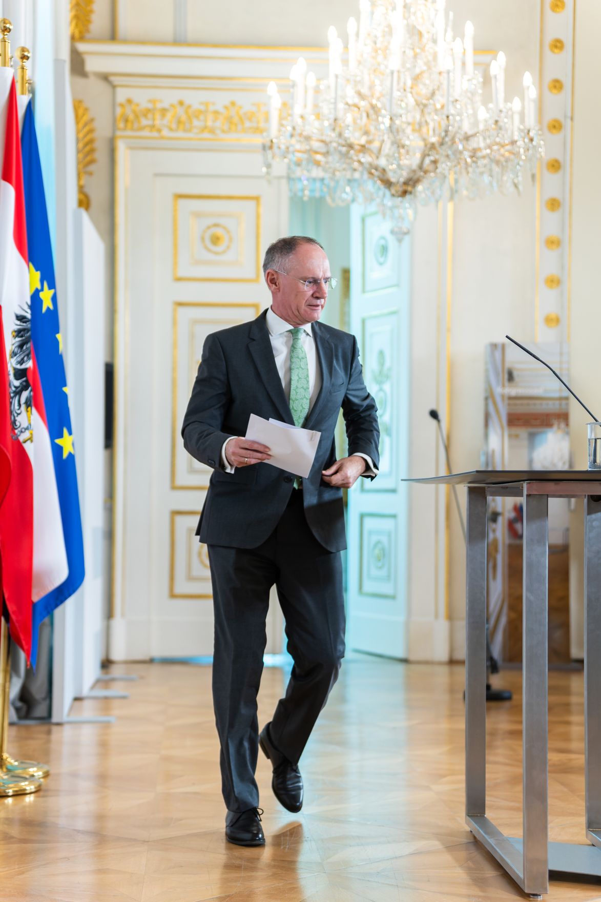 Am 21. Februar 2024 nahm Bundesminister Gerhard Karner (im Bild) am Doorstep vor dem Ministerrat teil.