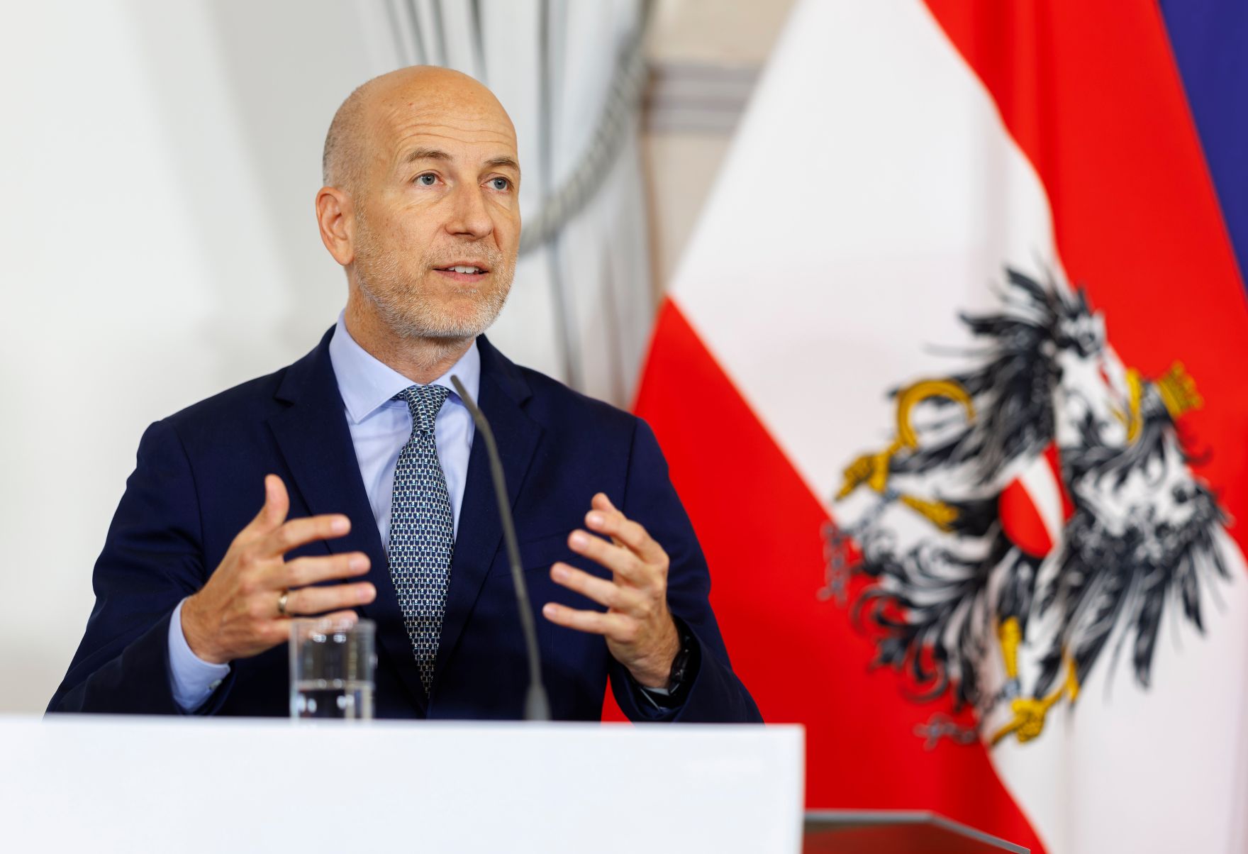 Am 10. April 2024 nahmen Bundesminister Magnus Brunner, Bundesminister Martin Kocher (im Bild) und Bundesminister Johannes Rauch am Pressefoyer nach dem Ministerrat teil.