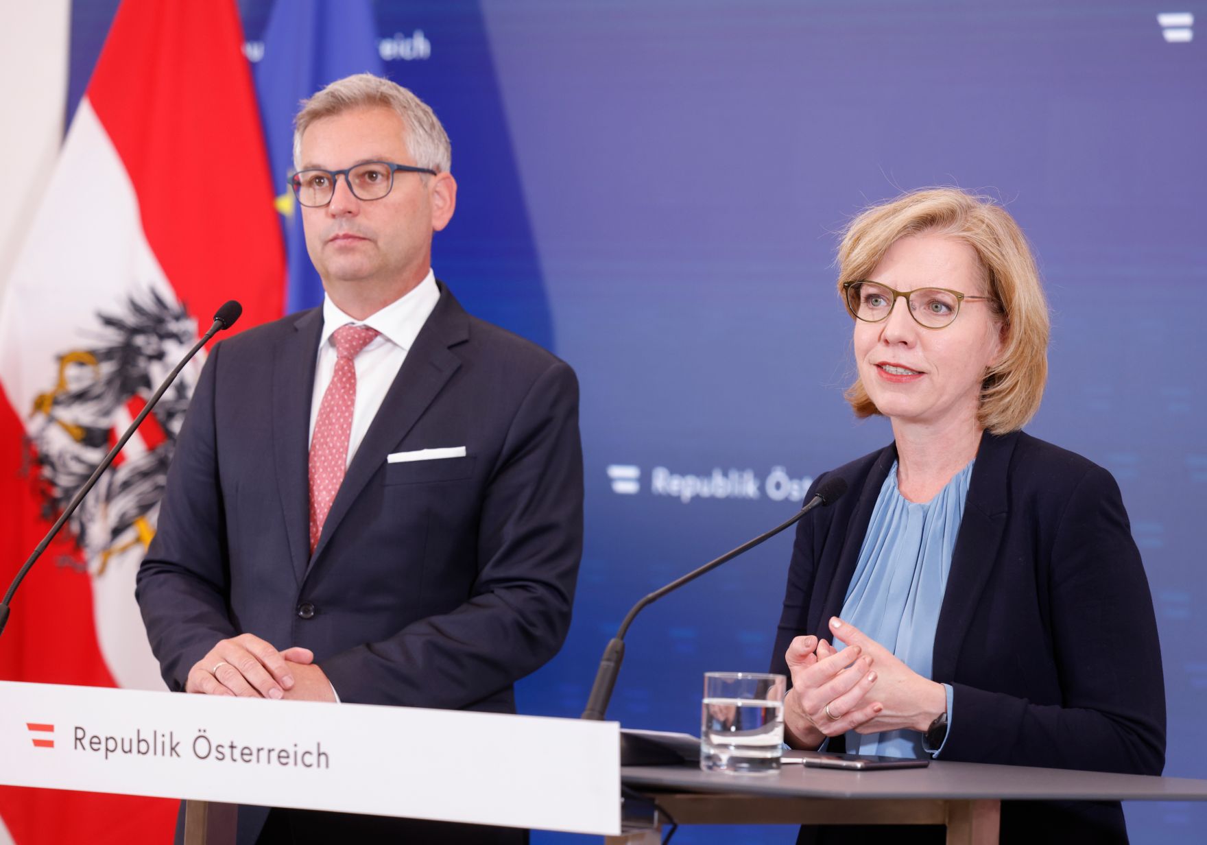 Am 12. Juni 2024 nahmen Bundesminister Magnus Brunner (l.) und Bundesministerin Leonore Gewessler (r.) am Pressefoyer nach dem Ministerrat teil.