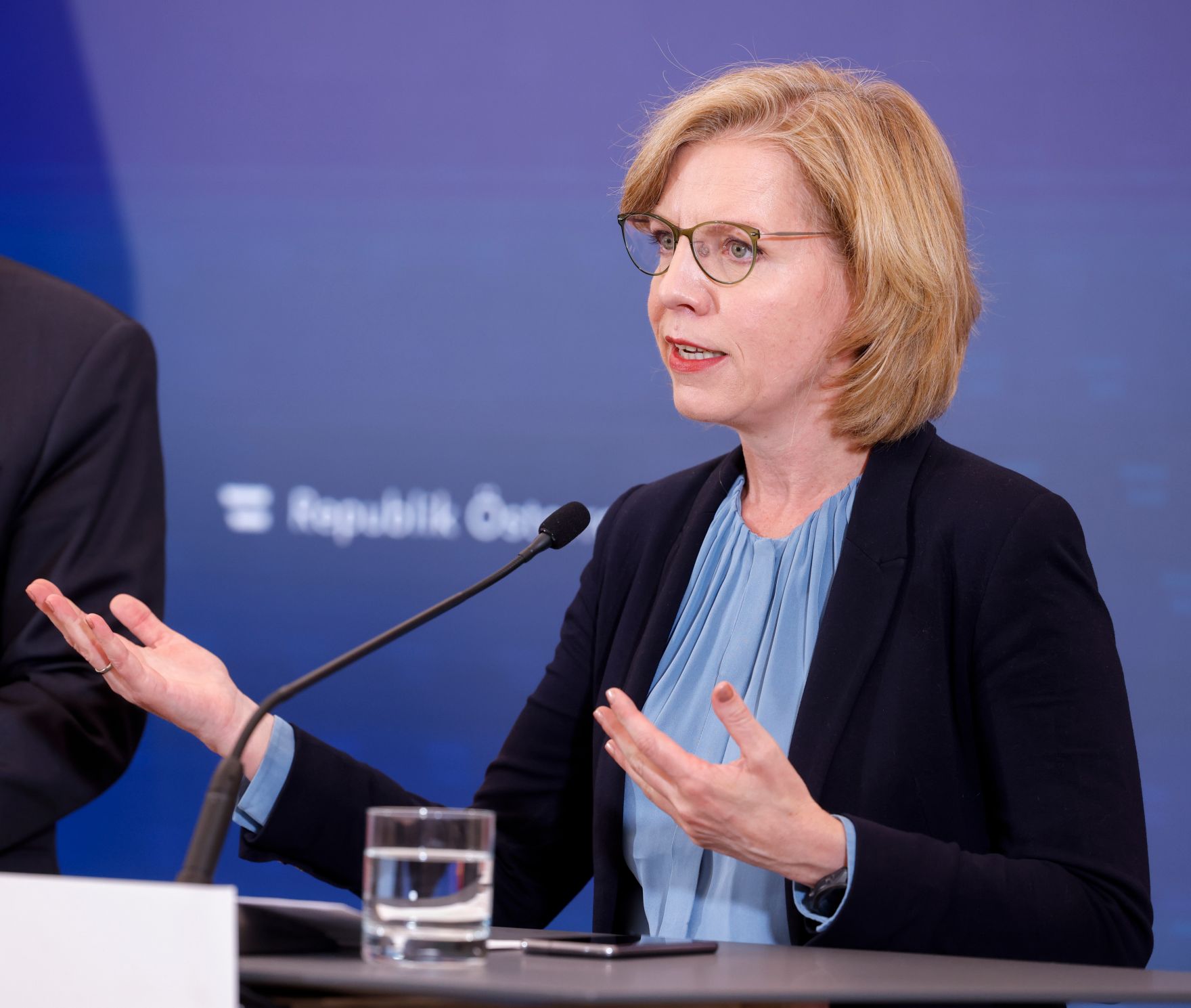 Am 12. Juni 2024 nahmen Bundesminister Magnus Brunner und Bundesministerin Leonore Gewessler (im Bild) am Pressefoyer nach dem Ministerrat teil.
