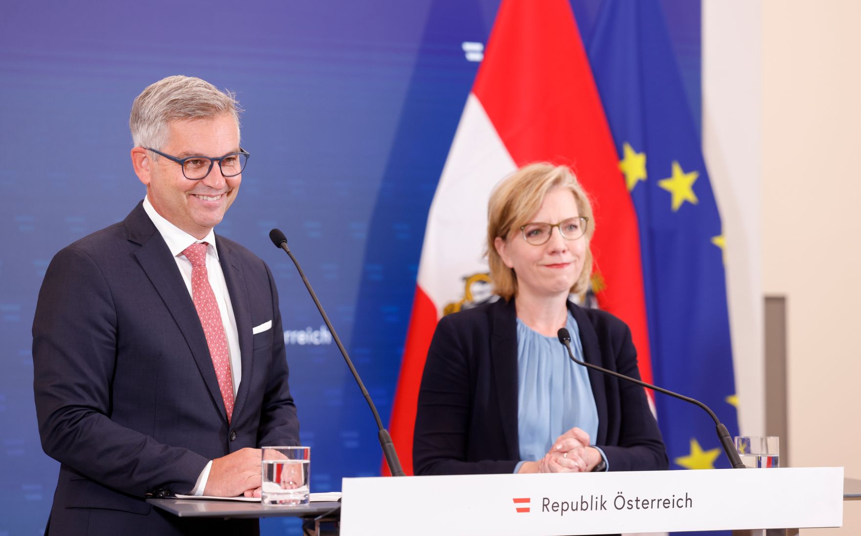Am 12. Juni 2024 nahmen Bundesminister Magnus Brunner (l.) und Bundesministerin Leonore Gewessler (r.) am Pressefoyer nach dem Ministerrat teil.