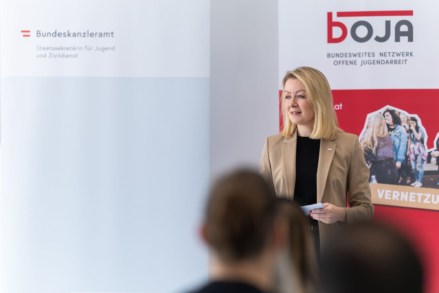 Am 4. Februar 2025 wurden Urkunden f&uuml;r die &bdquo;Gesundheitskompetente offene Jugendarbeit&ldquo; &uuml;ber die Sektion VI des Bundeskanzleramtes verliehen.