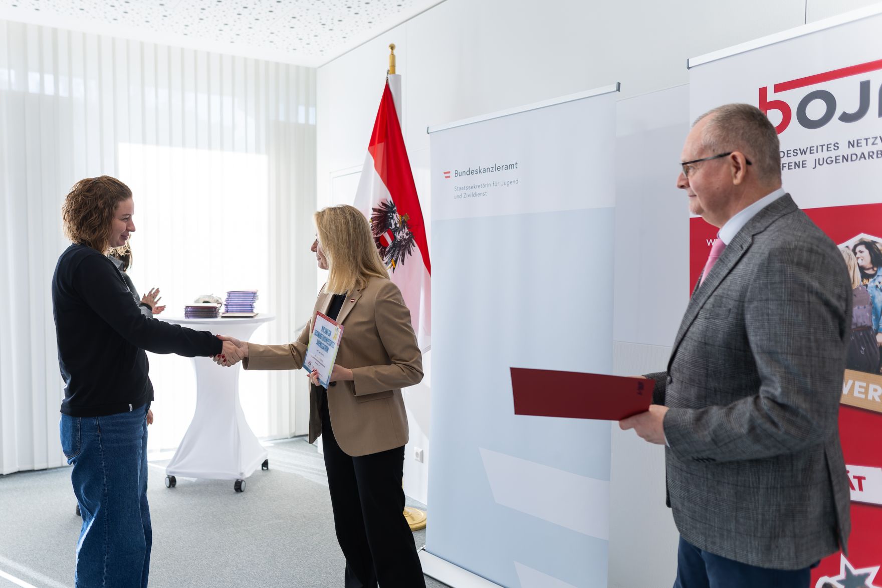 Am 4. Februar 2025 wurden Urkunden f&uuml;r die &bdquo;Gesundheitskompetente offene Jugendarbeit&ldquo; &uuml;ber die Sektion VI des Bundeskanzleramtes verliehen.