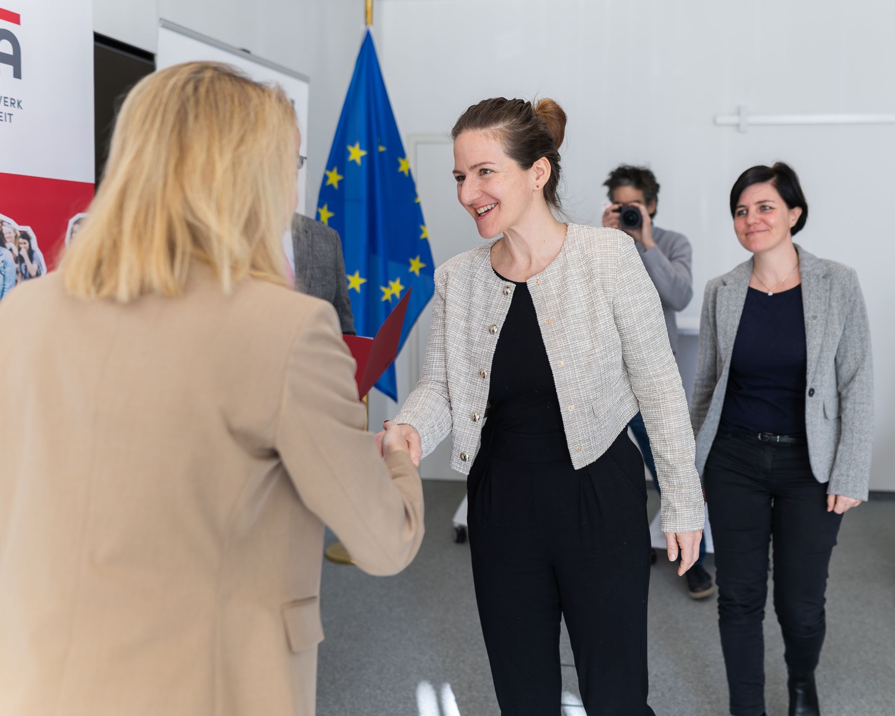 Am 4. Februar 2025 wurden Urkunden f&uuml;r die &bdquo;Gesundheitskompetente offene Jugendarbeit&ldquo; &uuml;ber die Sektion VI des Bundeskanzleramtes verliehen.