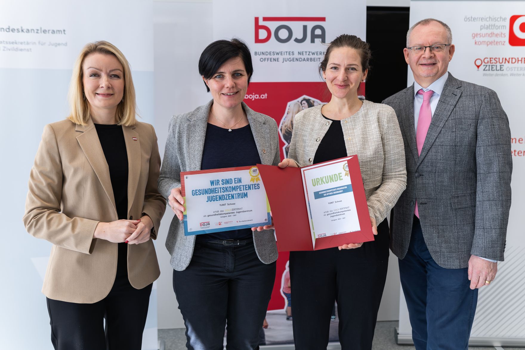Am 4. Februar 2025 wurden Urkunden f&uuml;r die &bdquo;Gesundheitskompetente offene Jugendarbeit&ldquo; &uuml;ber die Sektion VI des Bundeskanzleramtes verliehen.