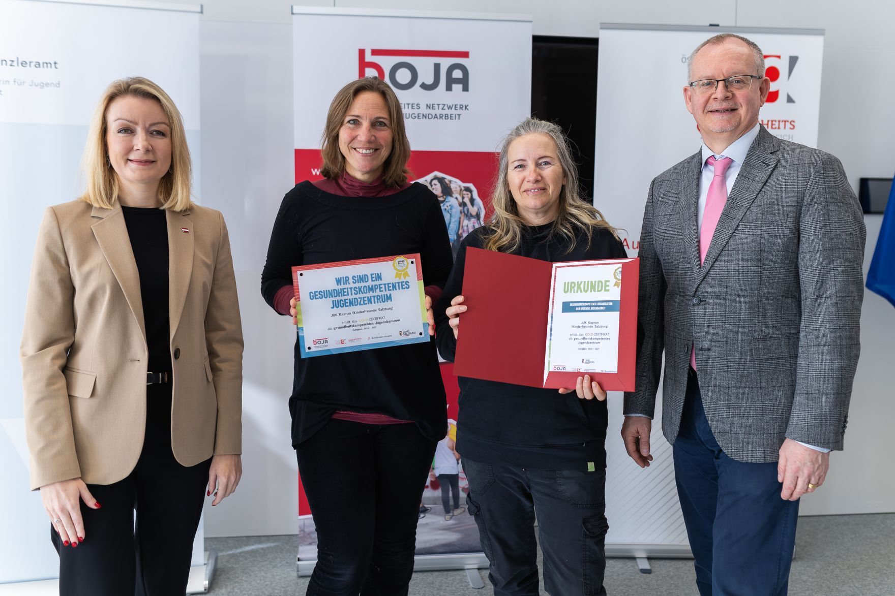 Am 4. Februar 2025 wurden Urkunden f&uuml;r die &bdquo;Gesundheitskompetente offene Jugendarbeit&ldquo; &uuml;ber die Sektion VI des Bundeskanzleramtes verliehen.