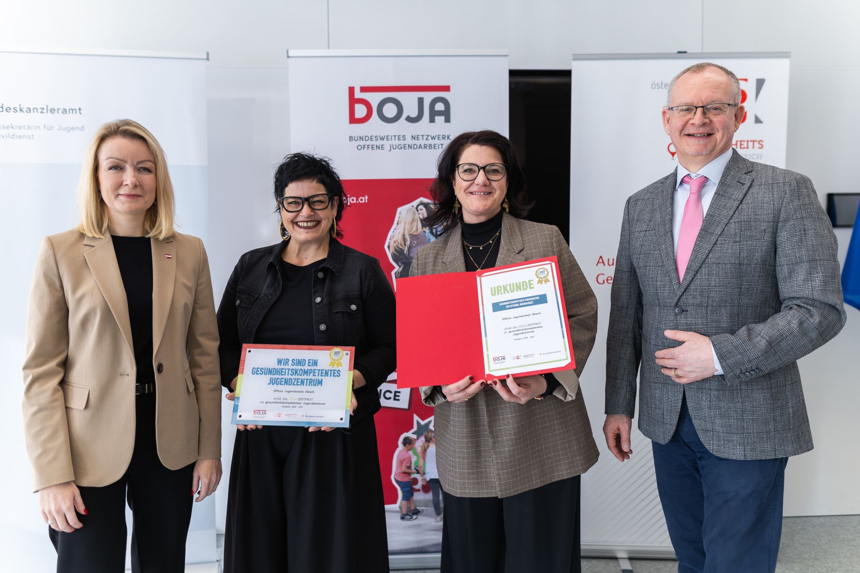Am 4. Februar 2025 wurden Urkunden f&uuml;r die &bdquo;Gesundheitskompetente offene Jugendarbeit&ldquo; &uuml;ber die Sektion VI des Bundeskanzleramtes verliehen.
