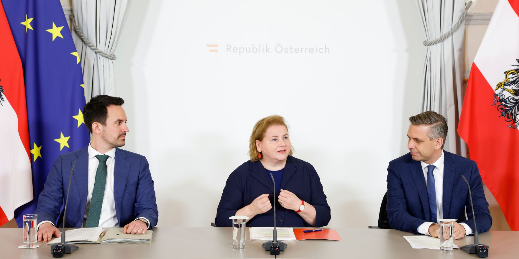 Am 2. April 2025 nahmen (v.l.n.r.) Bundesminister Christoph Wiederkehr, Bundesministerin Korinna Schumann und Bundesminister Wolfgang Hattmannsdorfer am Pressefoyer nach dem Ministerrat teil.