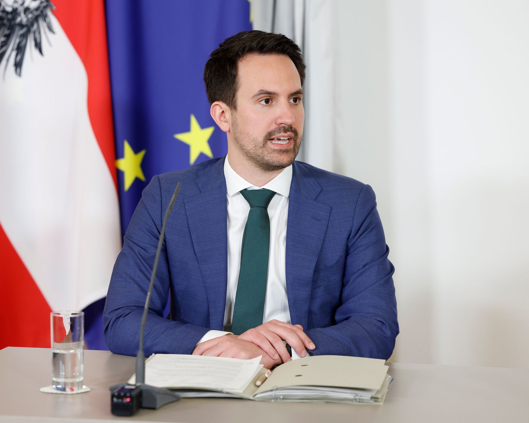 Am 2. April 2025 nahmen Bundesminister Christoph Wiederkehr (im Bild), Bundesministerin Korinna Schumann und Bundesminister Wolfgang Hattmannsdorfer am Pressefoyer nach dem Ministerrat teil.