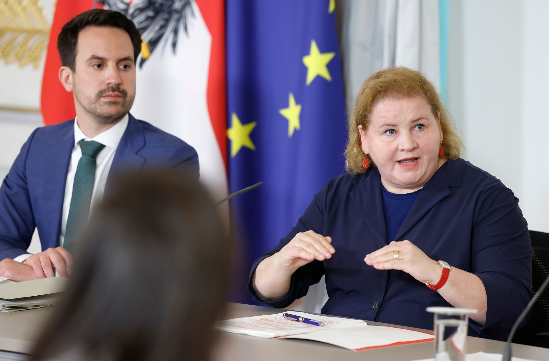 Am 2. April 2025 nahmen Bundesminister Christoph Wiederkehr (l.), Bundesministerin Korinna Schumann (r.) und Bundesminister Wolfgang Hattmannsdorfer am Pressefoyer nach dem Ministerrat teil.