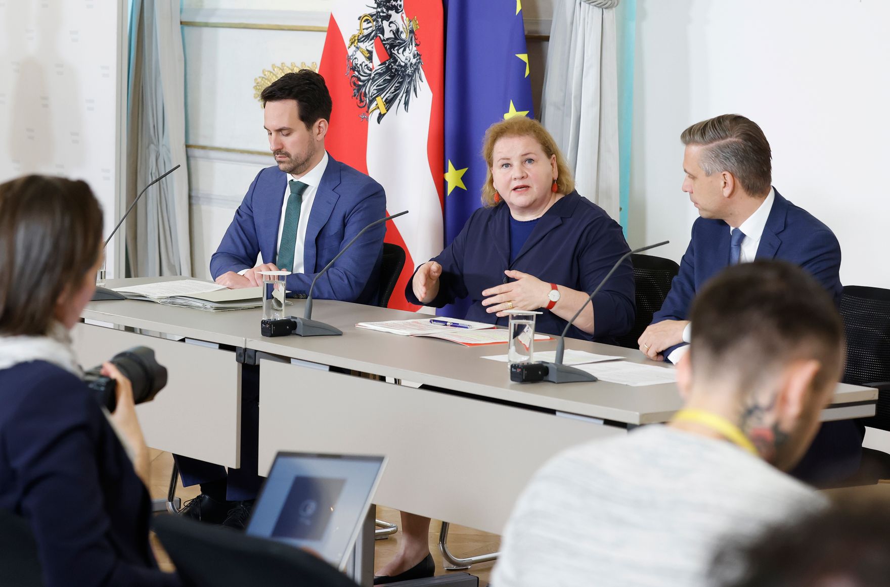 Am 2. April 2025 nahmen (v.l.n.r.) Bundesminister Christoph Wiederkehr, Bundesministerin Korinna Schumann und Bundesminister Wolfgang Hattmannsdorfer am Pressefoyer nach dem Ministerrat teil.
