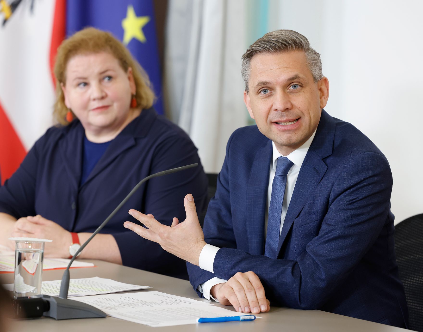 Am 2. April 2025 nahmen Bundesminister Christoph Wiederkehr, Bundesministerin Korinna Schumann (l.) und Bundesminister Wolfgang Hattmannsdorfer (r.) am Pressefoyer nach dem Ministerrat teil.
