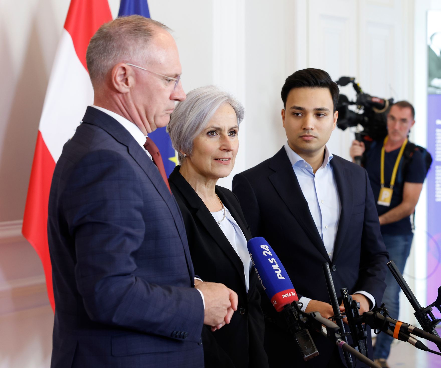 Am 23. April 2025 nahmen (v.l.n.r.) Bundesminister Gerhard Karner, Bundesministerin Anna Sporrer und Klubobmann Yannick Shetty am Doorstep vor dem Ministerrat teil.