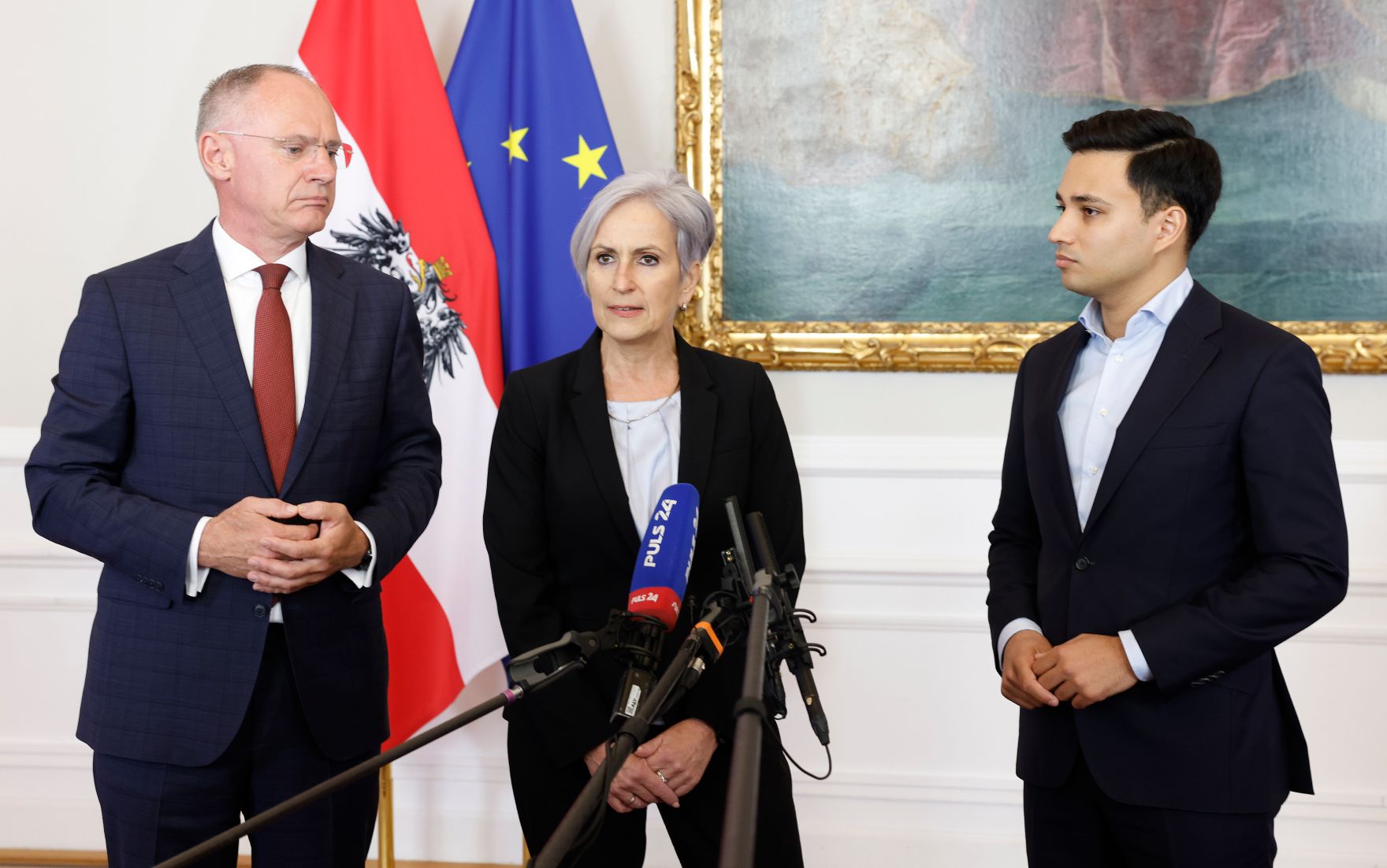 Am 23. April 2025 nahmen (v.l.n.r.) Bundesminister Gerhard Karner, Bundesministerin Anna Sporrer und Klubobmann Yannick Shetty am Doorstep vor dem Ministerrat teil.