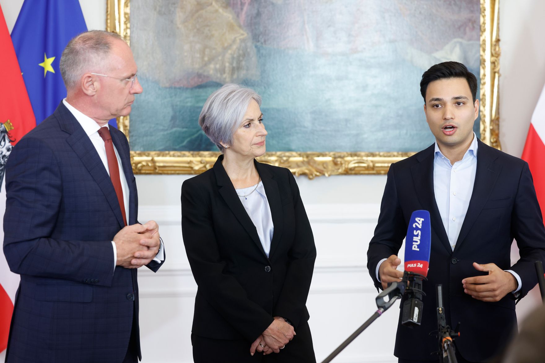 Am 23. April 2025 nahmen (v.l.n.r.) Bundesminister Gerhard Karner, Bundesministerin Anna Sporrer und Klubobmann Yannick Shetty am Doorstep vor dem Ministerrat teil.